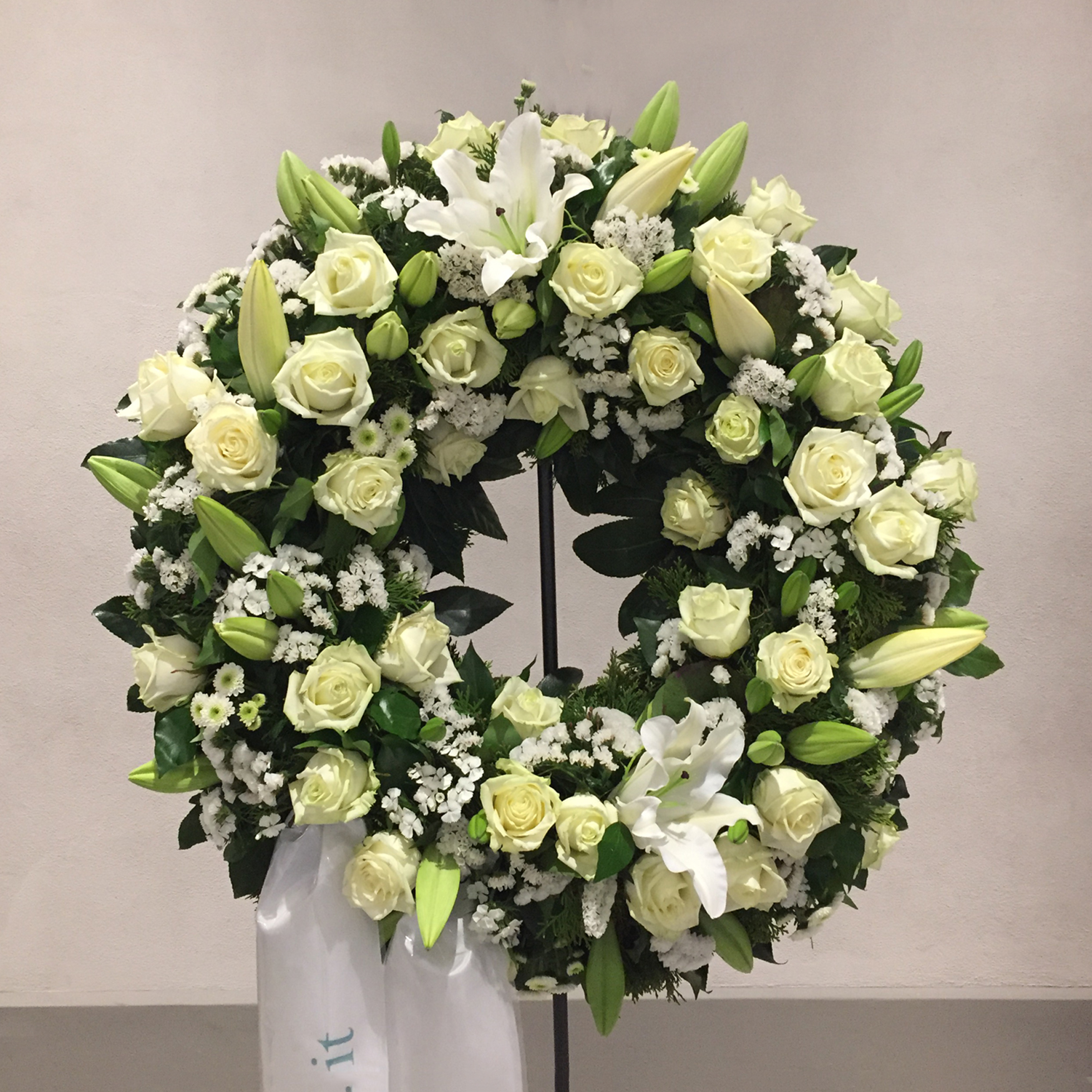 Kranz mit Rosen, Lilien
