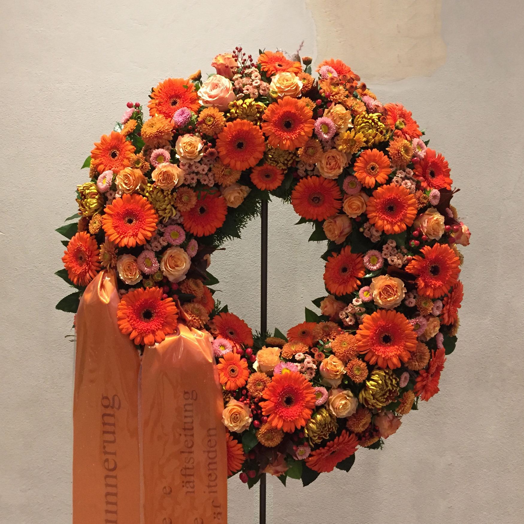 Kranz mit Rosen, Gerbera, Chrysanthemen