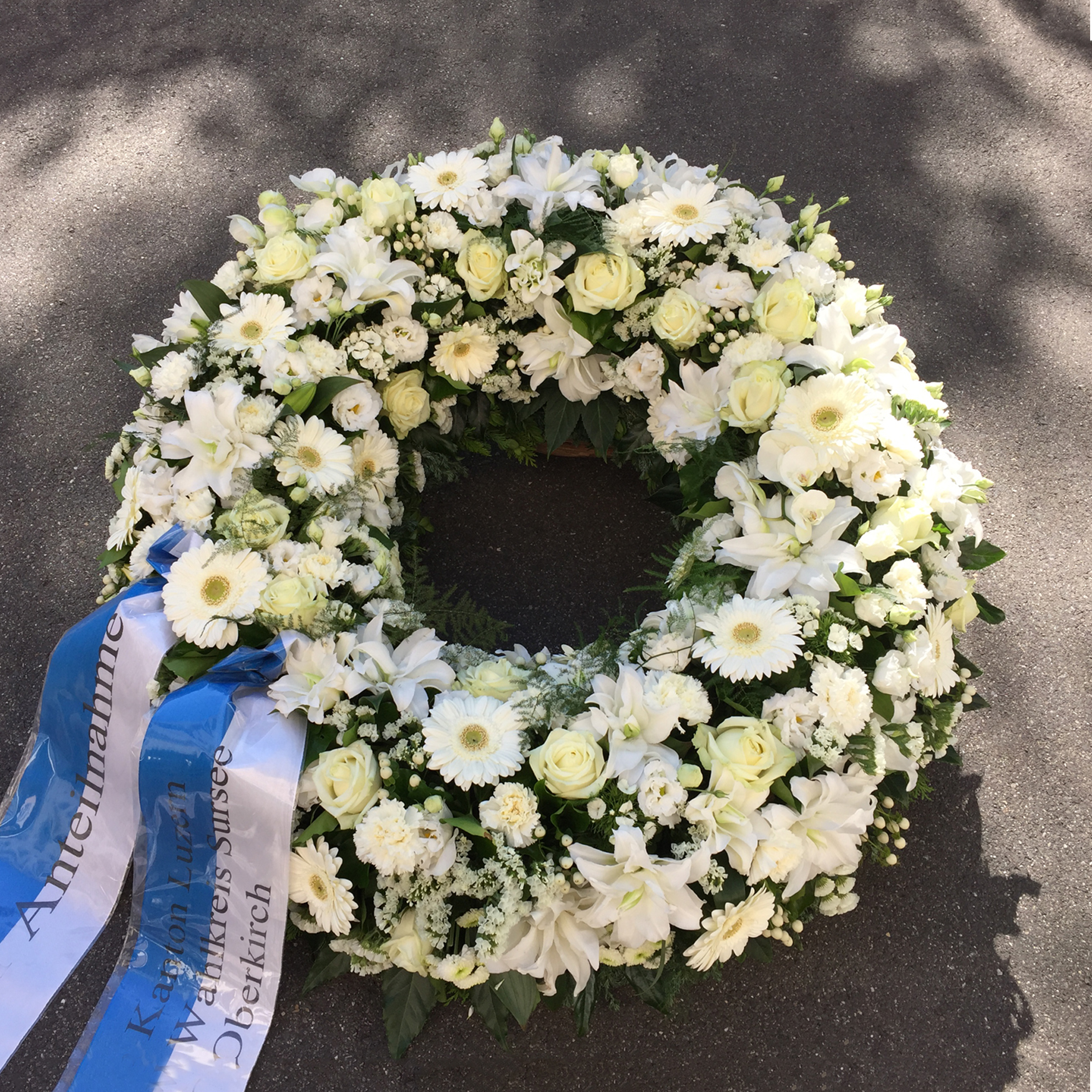 Kranz mit Rosen, Lilien, Nelken