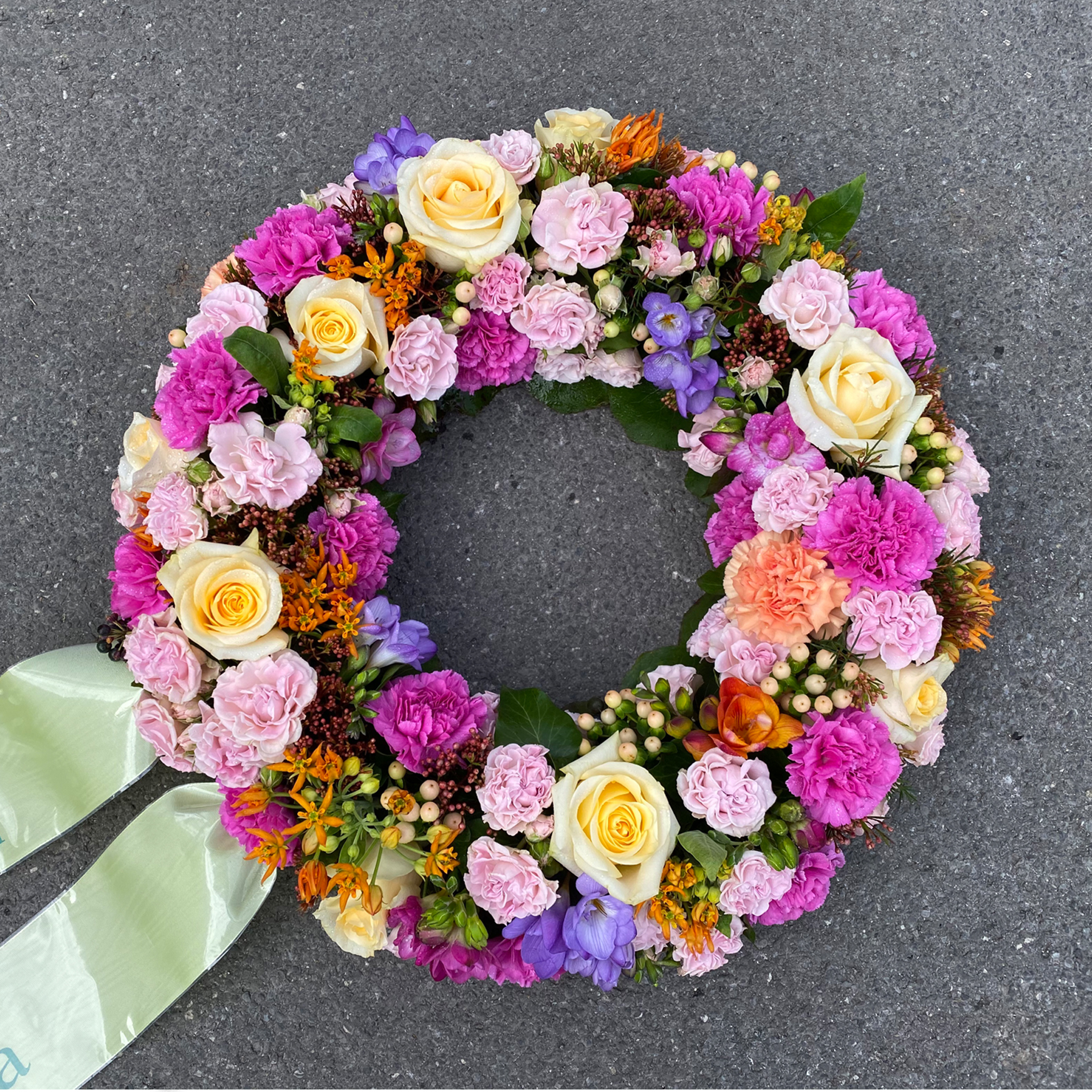 Kranz mit Rosen, Nelken, Hypericum