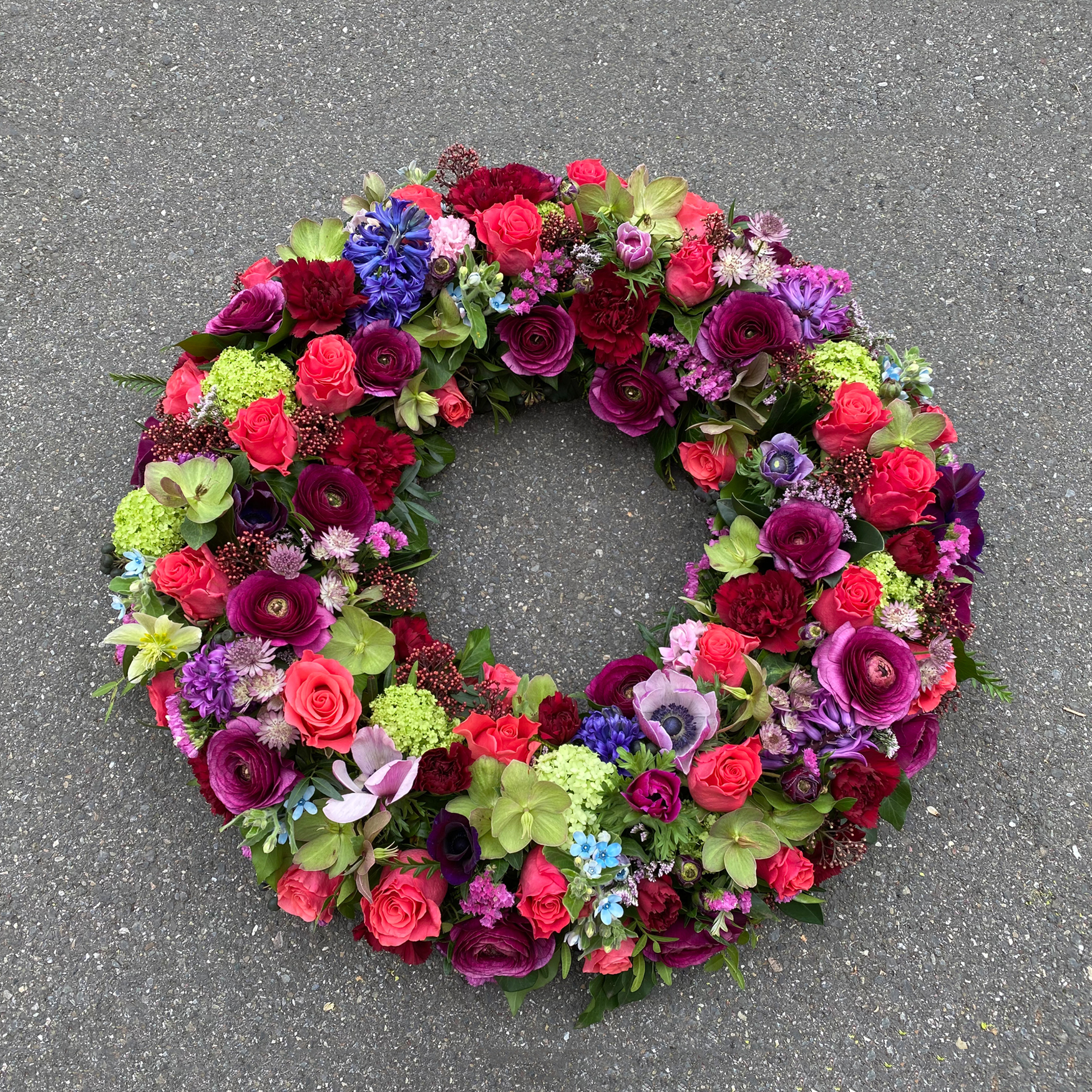 Kranz mit Rosen, Ranunkeln, Nelken