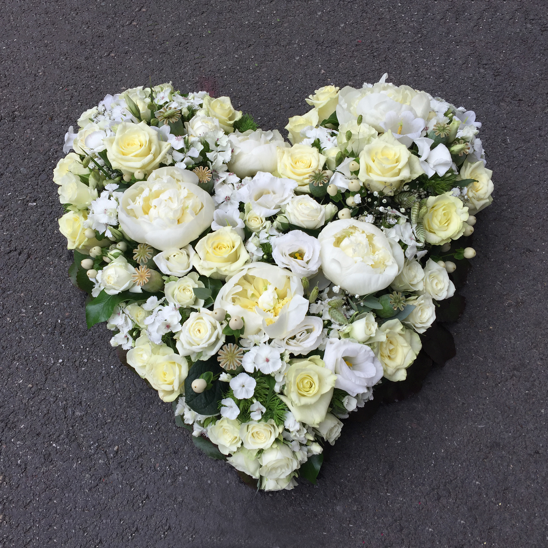 Herz mit Rosen, Pfingstrosen, Bartnelken