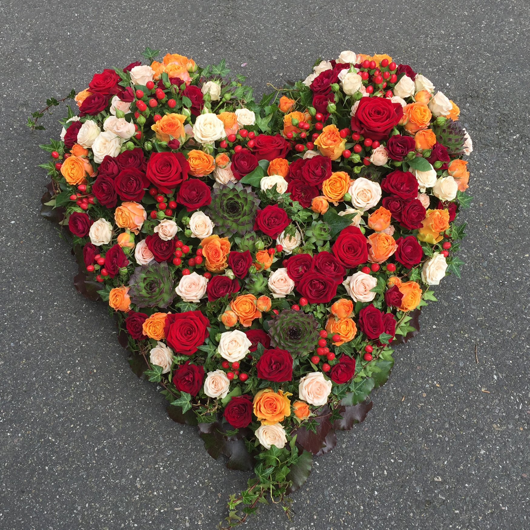 Herz mit Rosen, Echeverien, Hypericum