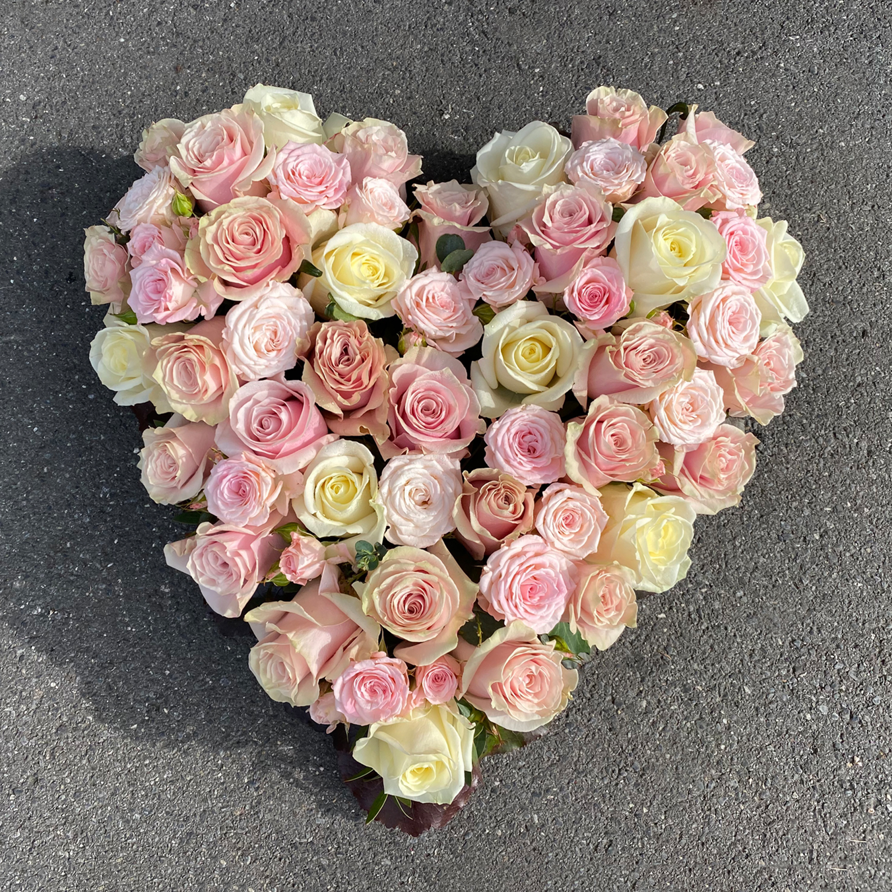 Herz mit Rosen, pastellfarben rosa