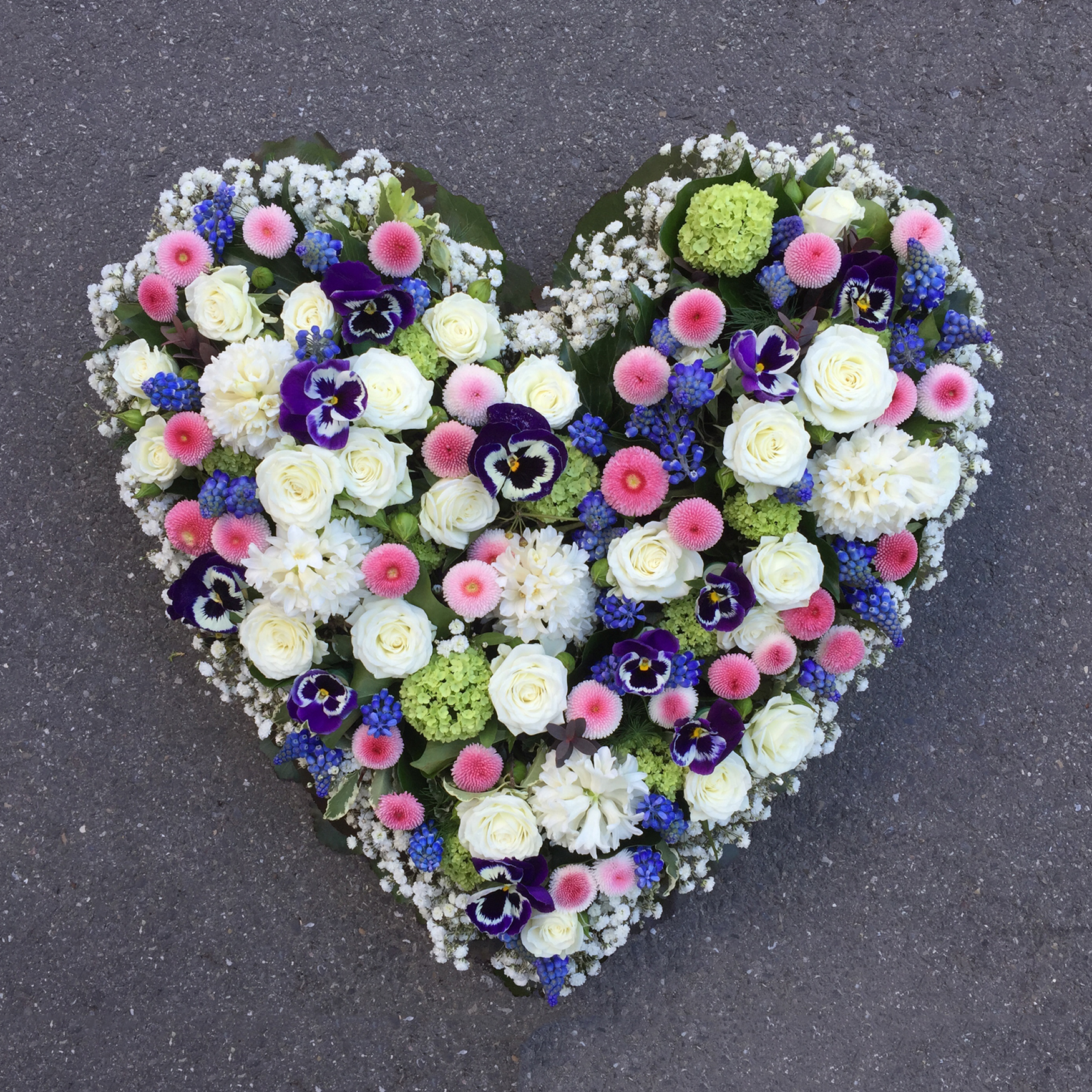 Herz mit Rosen, Bellis, Stiefmütterchen