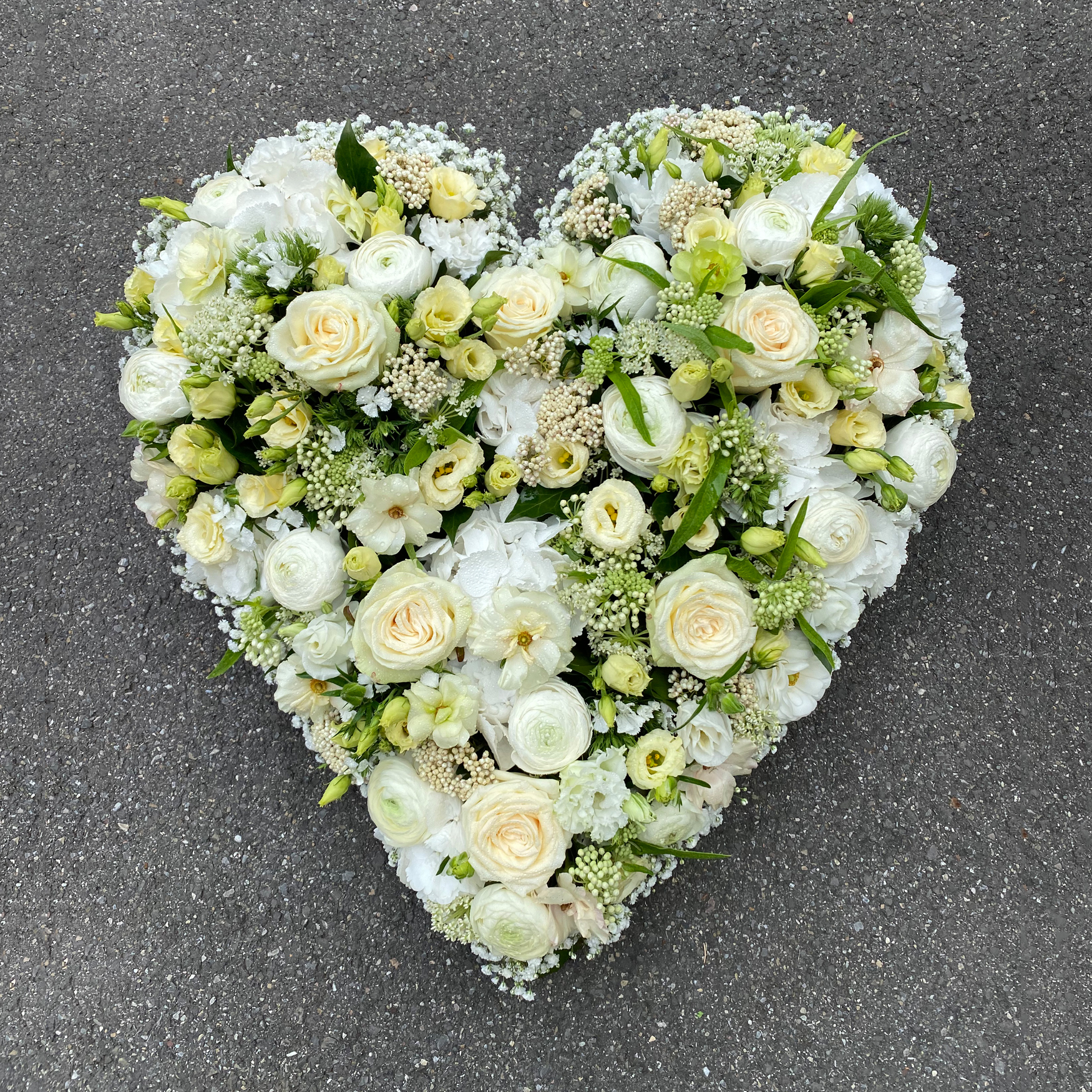 Herz mit Rosen, Eustoma, Ranunkeln