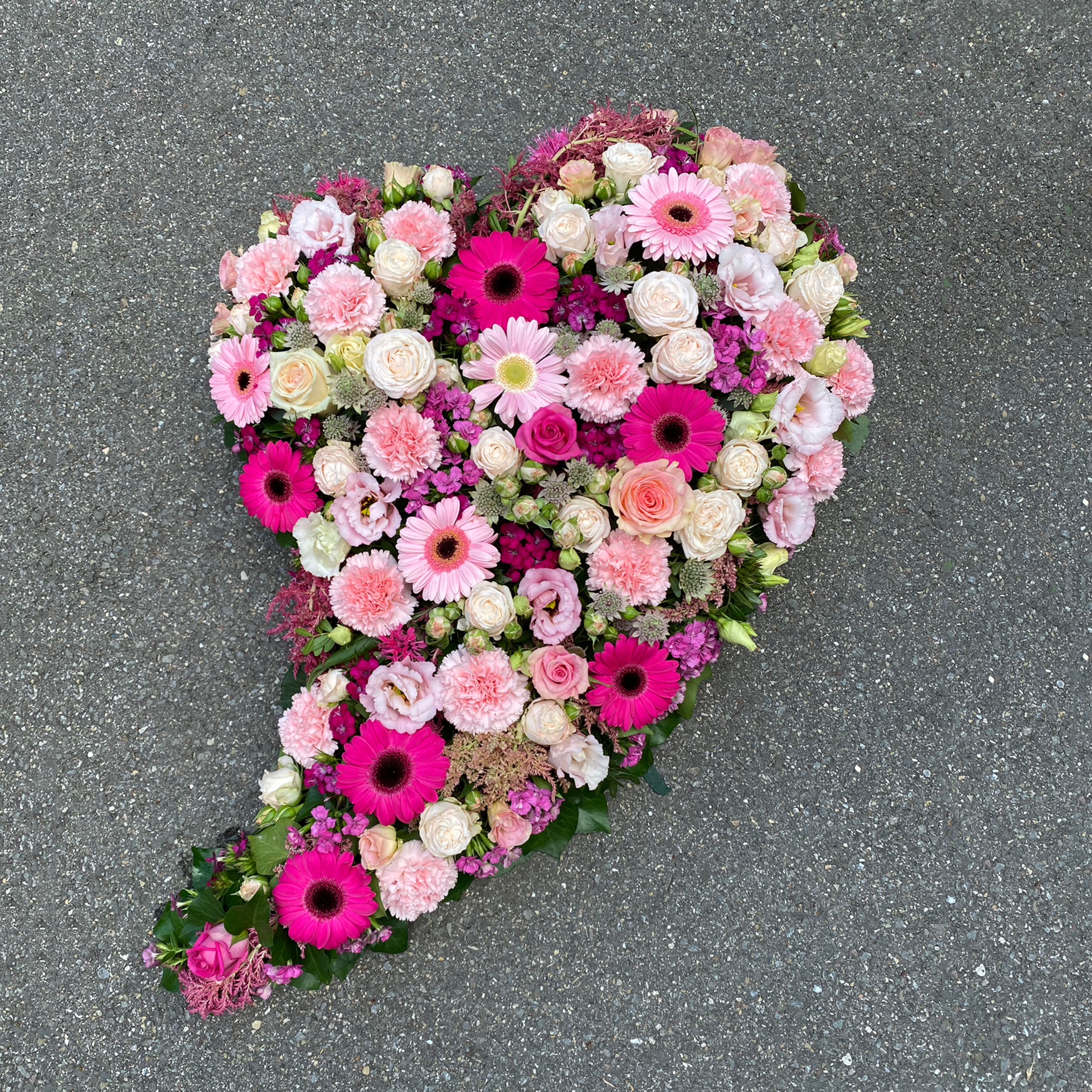 Herz in Tränenform mit Rosen, Germini, Nelken
