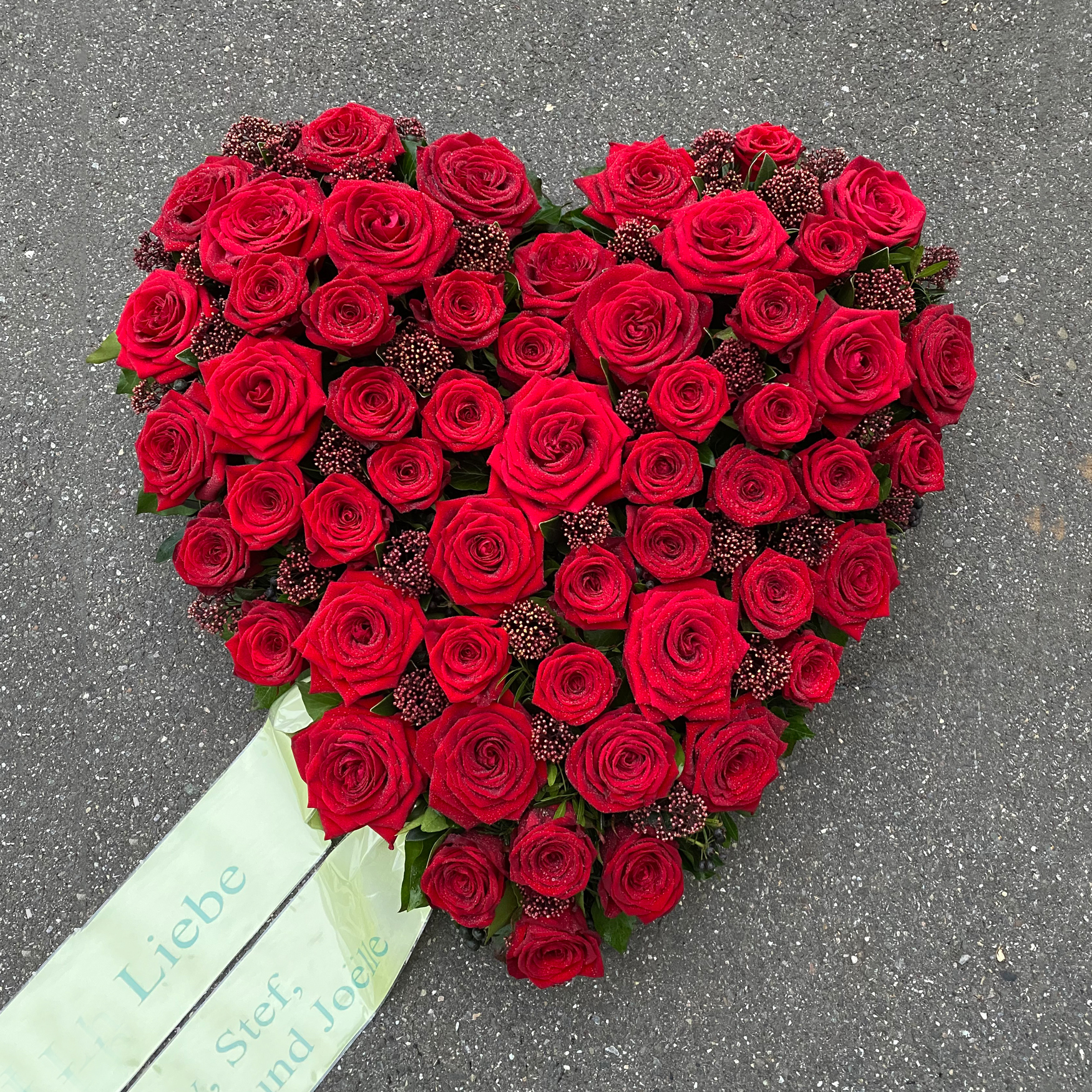 Herz mit Rosen, Skimmia
