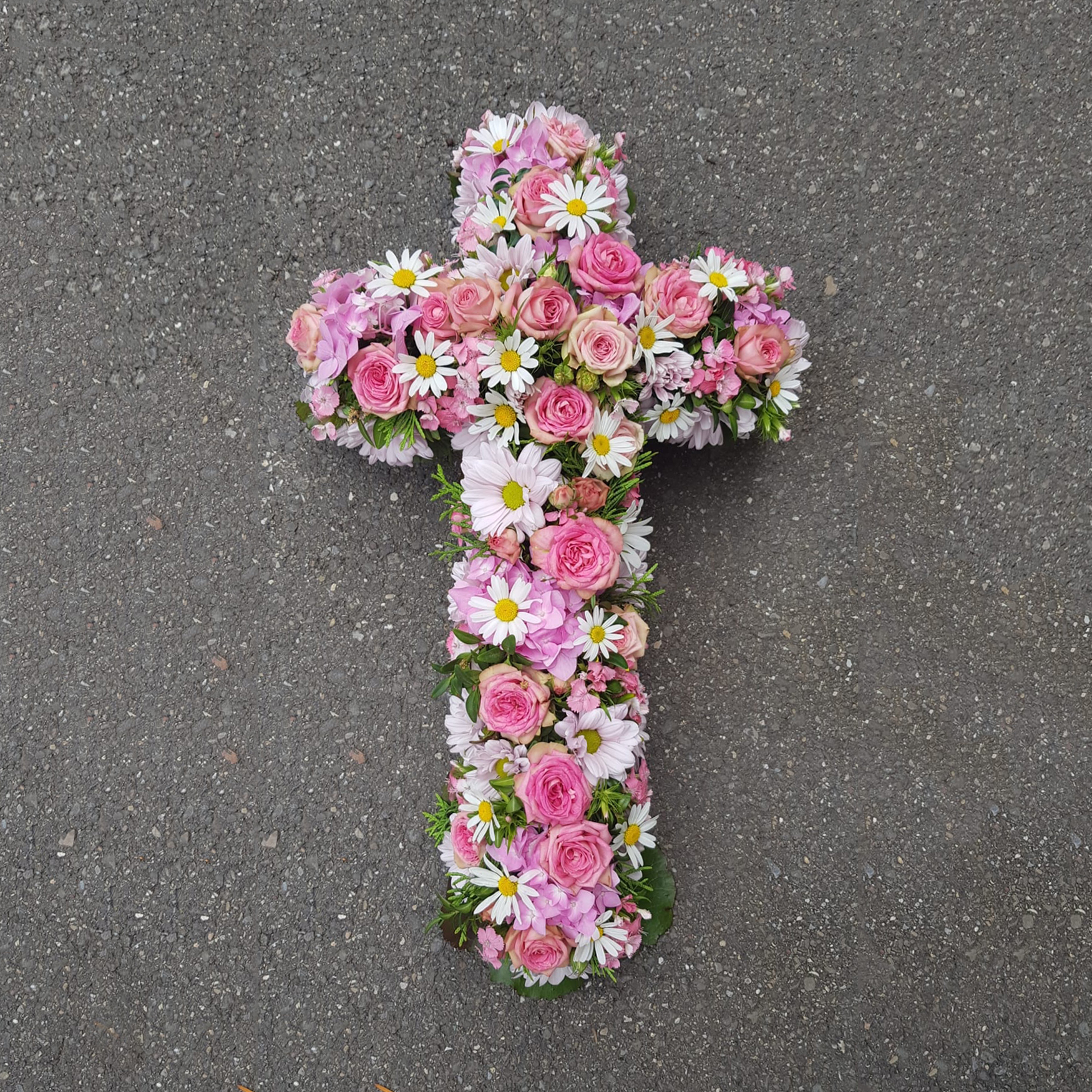 Kreuz-Gesteck mit Rosen, Chrysanthemen
