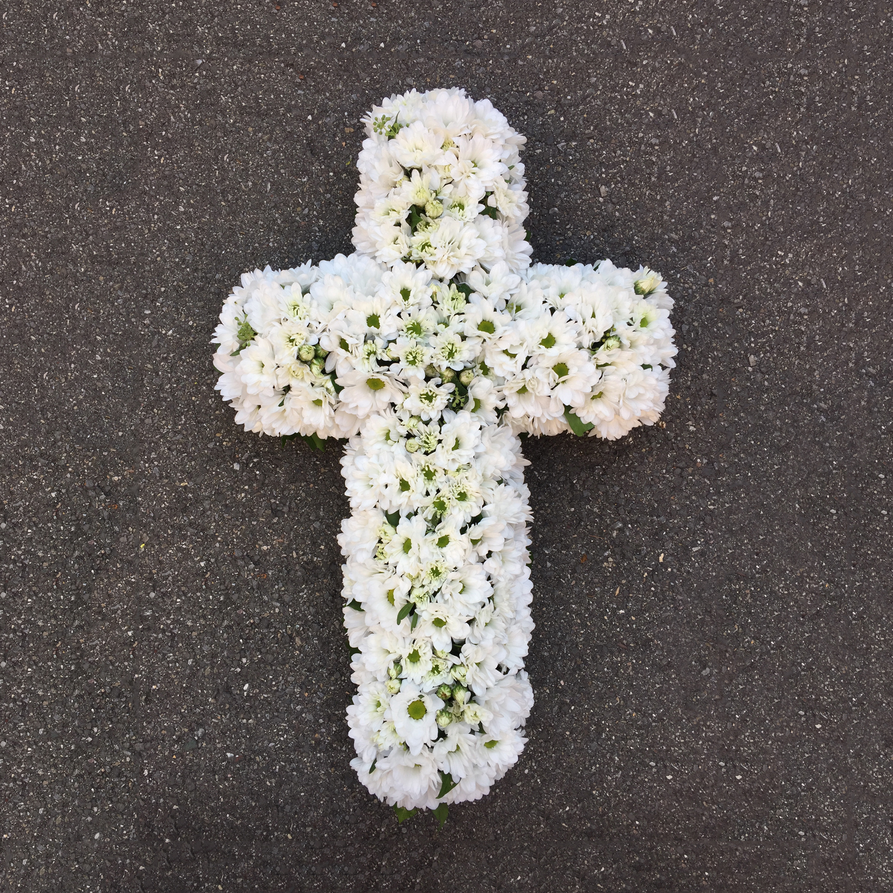 Kreuz-Gesteck mit Chrysanthemen