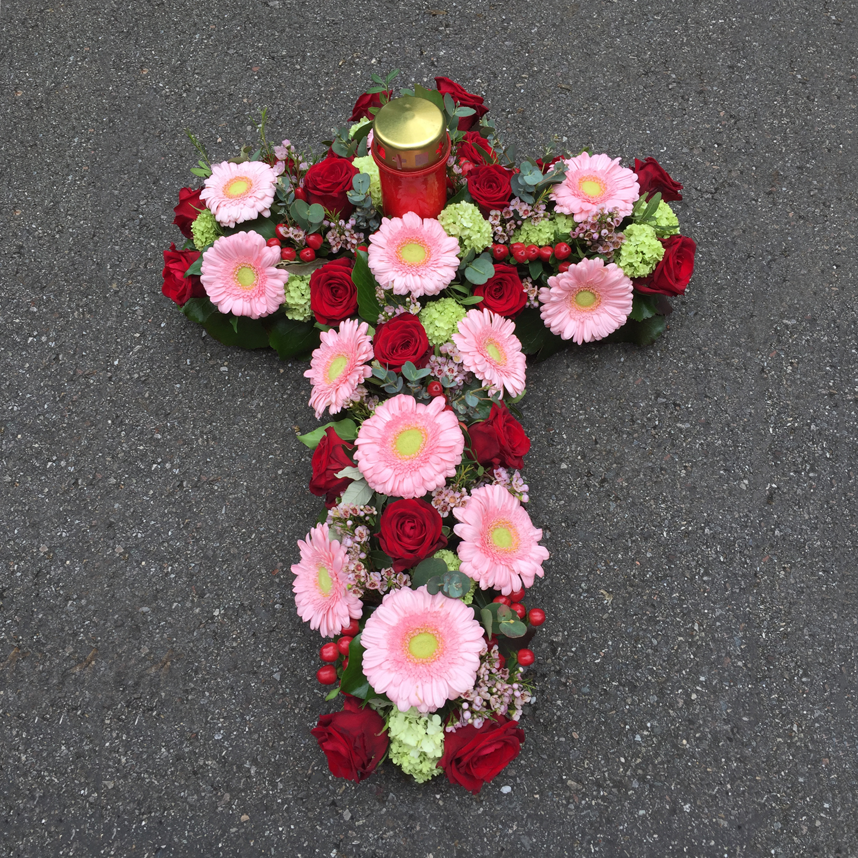 Kreuz-Gesteck mit Rosen, Germini, Hypericum