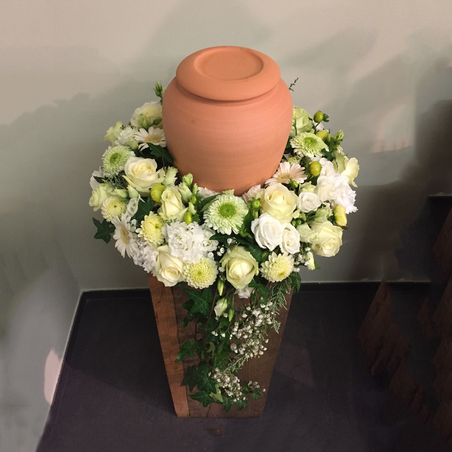Urnenkranz mit Rosen, Germini, Eustoma