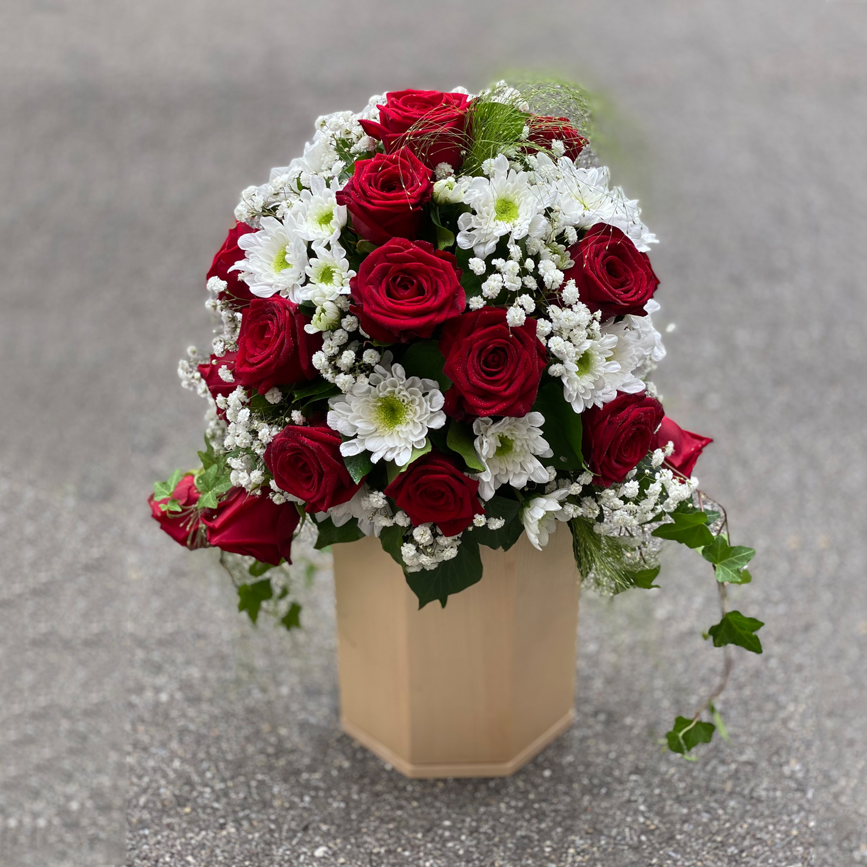 Urnengesteck mit Rosen, Chrysanthemen