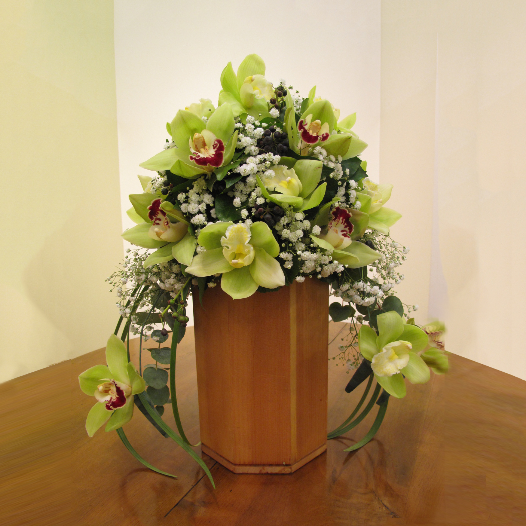 Urnengesteck mit Cymbidium, Schleierkraut