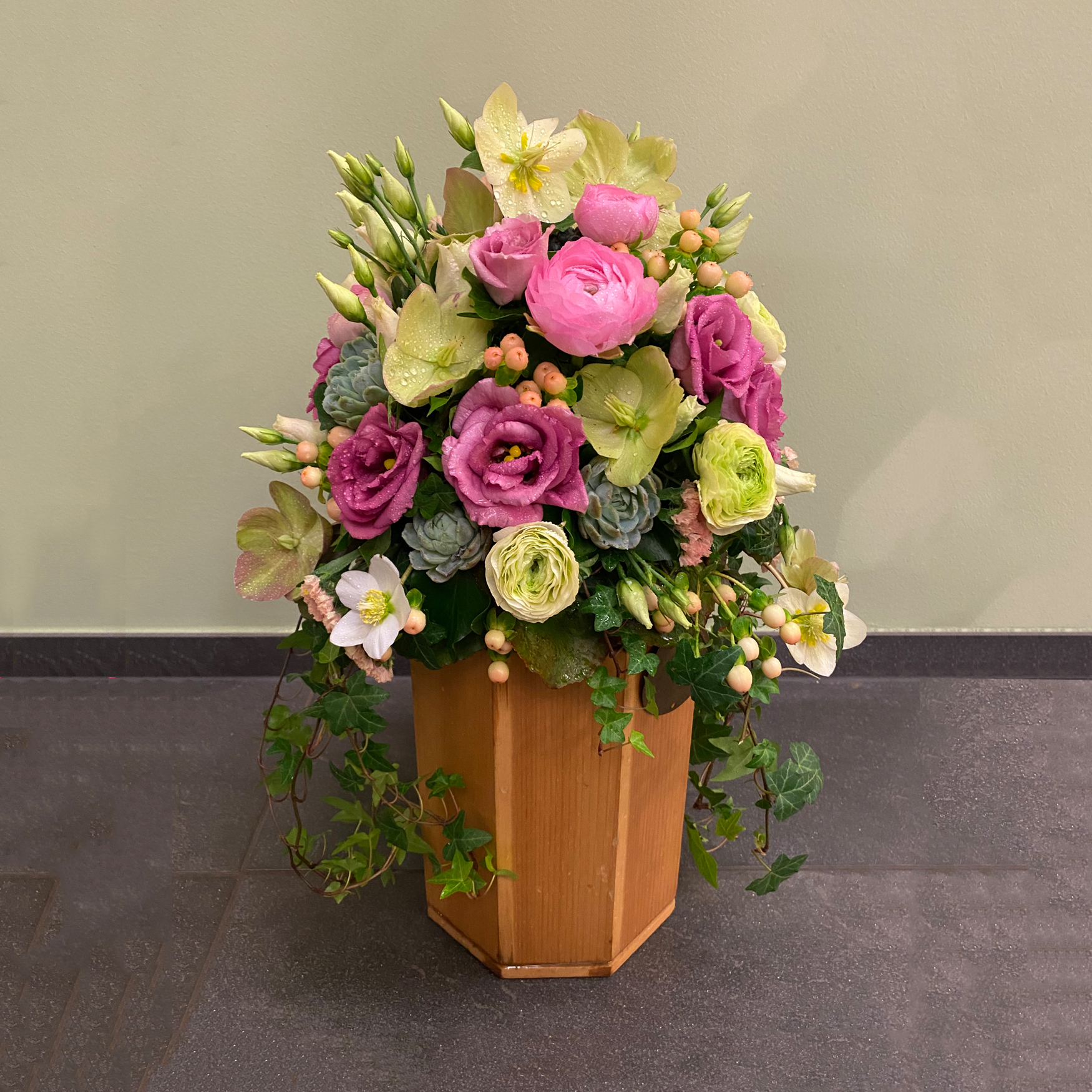 Urnengesteck mit Christrosen, Eustoma