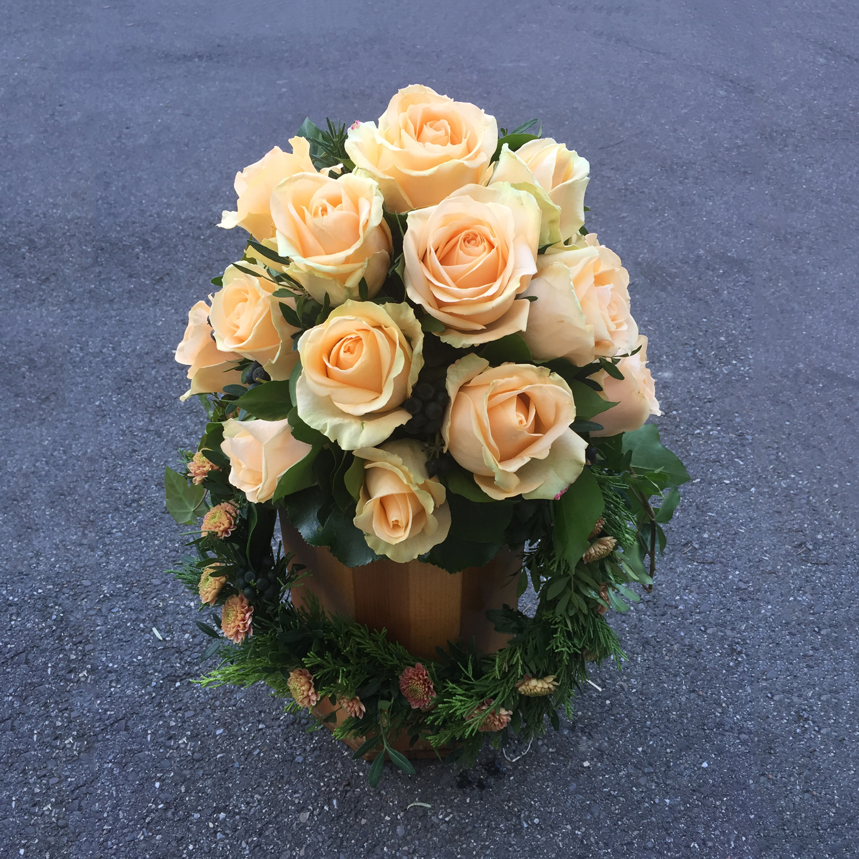 Urnengesteck & Girlande mit Rosen 
