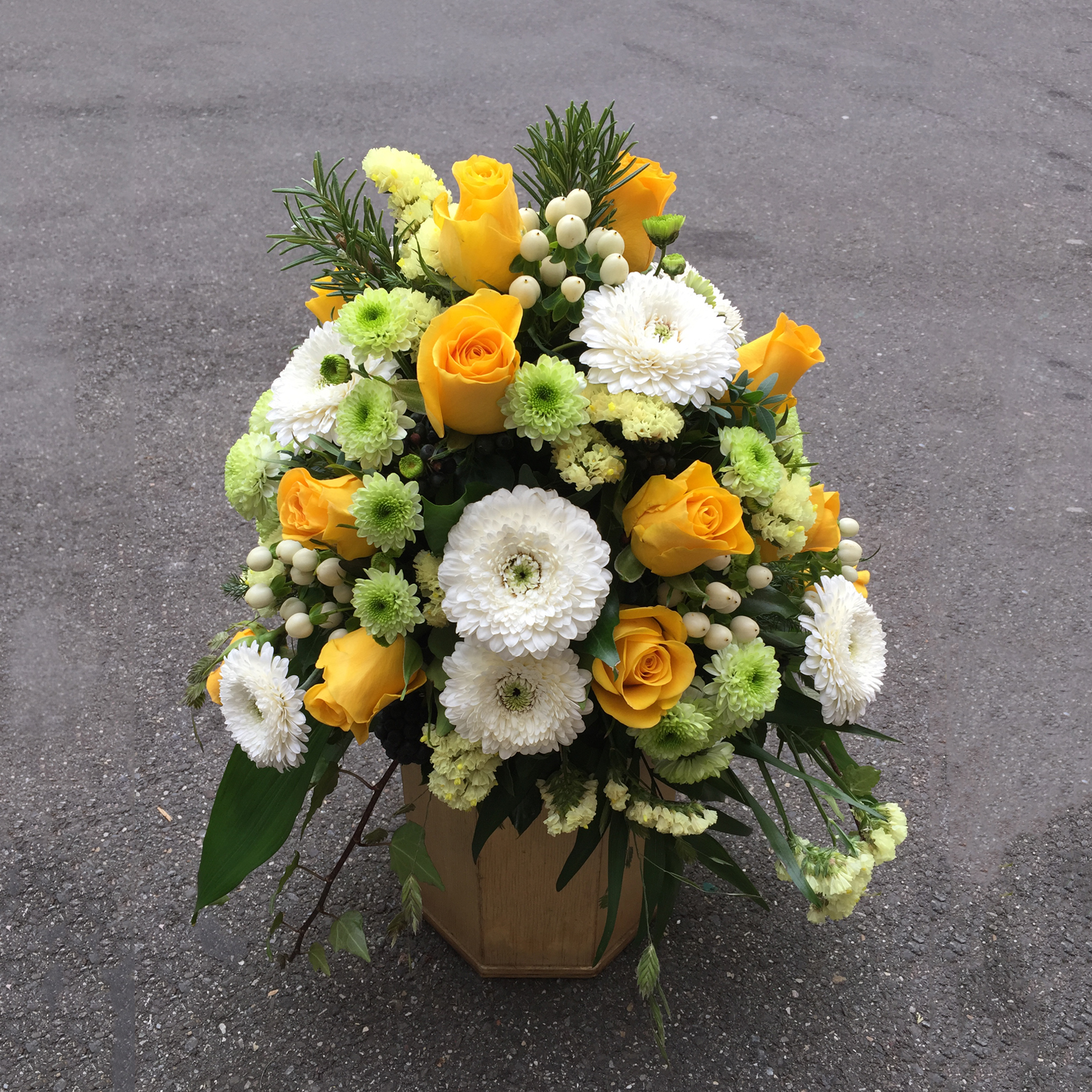 Urnengesteck mit Rosen, Germini, Hypericum