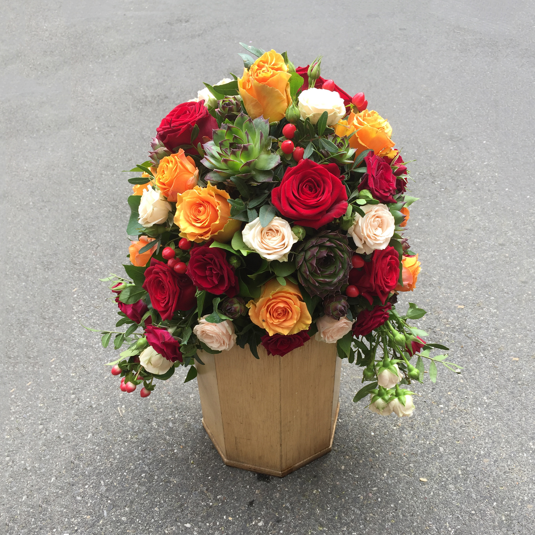 Urnengesteck mit Rosen, Echeverien