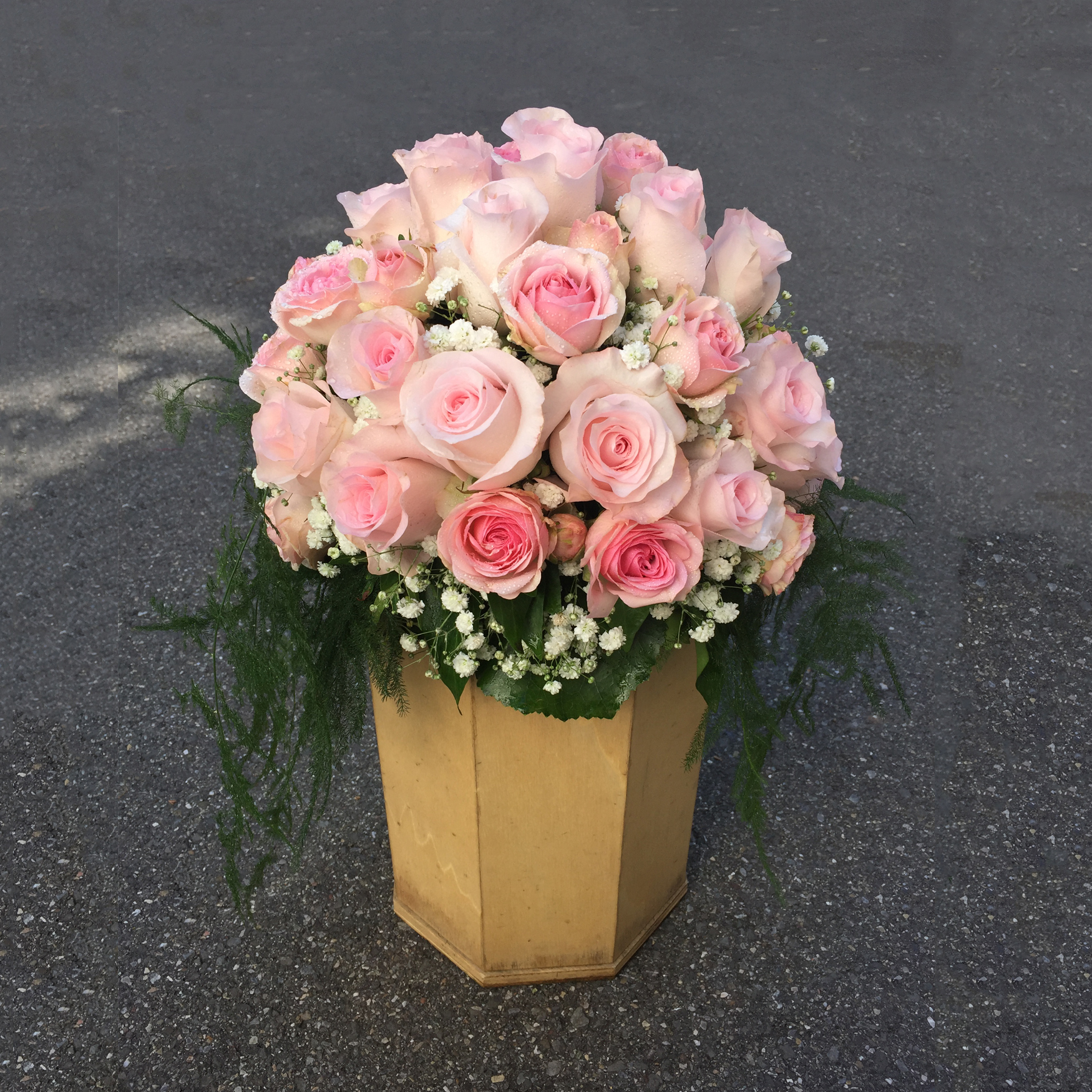 Urnengesteck mit Rosen, Schleierkraut