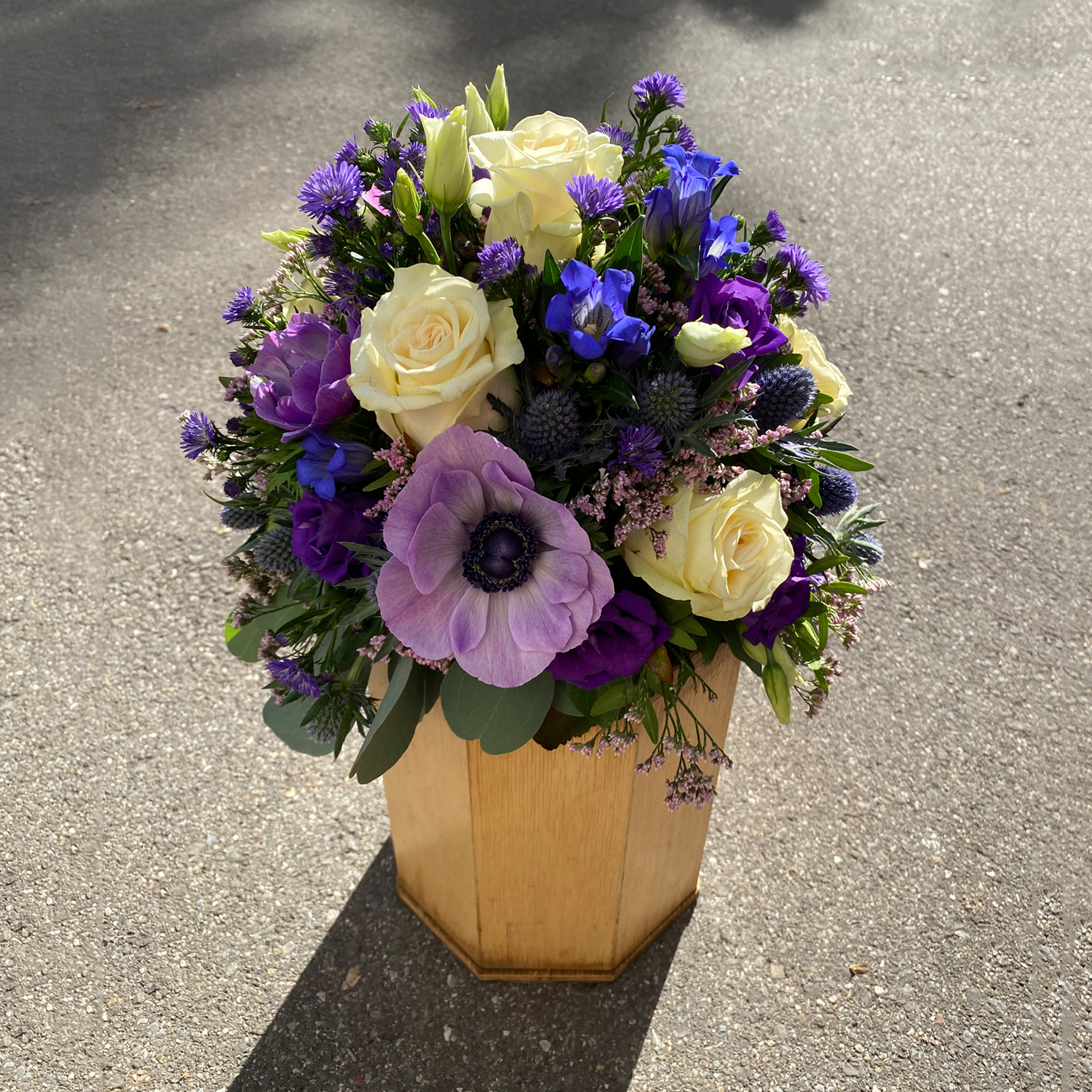 Urnengesteck mit Rosen, Anemonen, Disteln