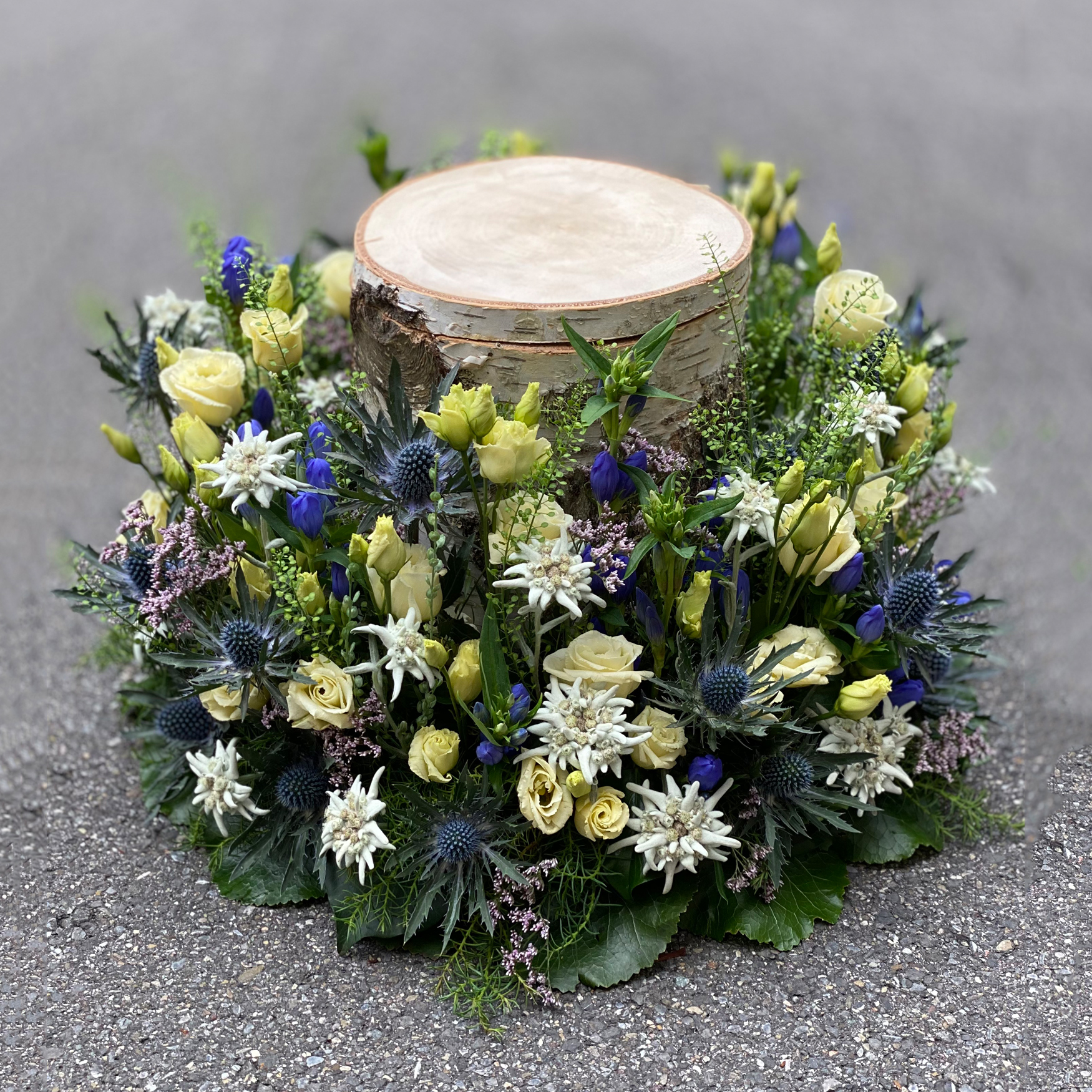 Urnenkranz mit Enzian, Disteln, Edelweiss