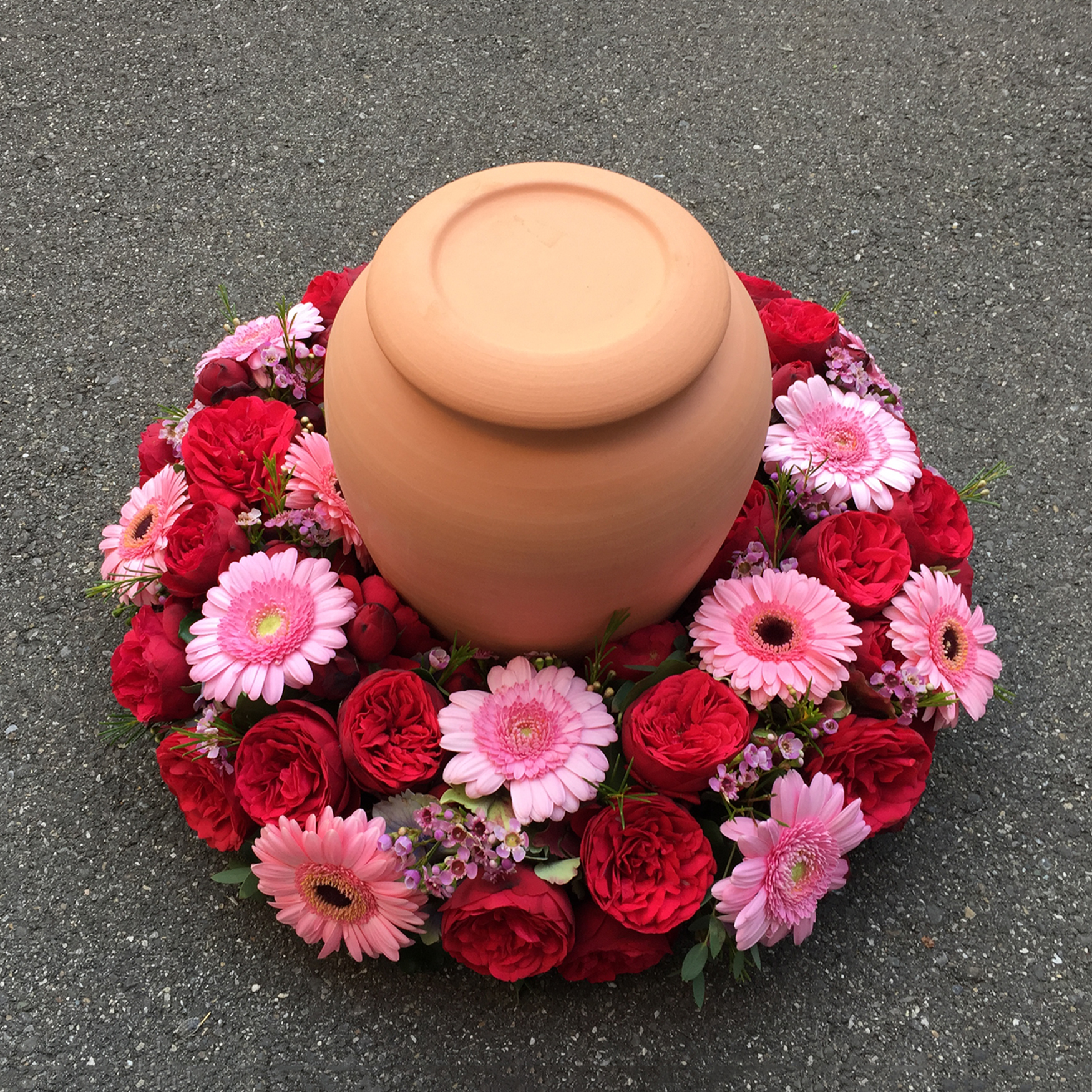 Urnenkranz mit Rosen, Germini