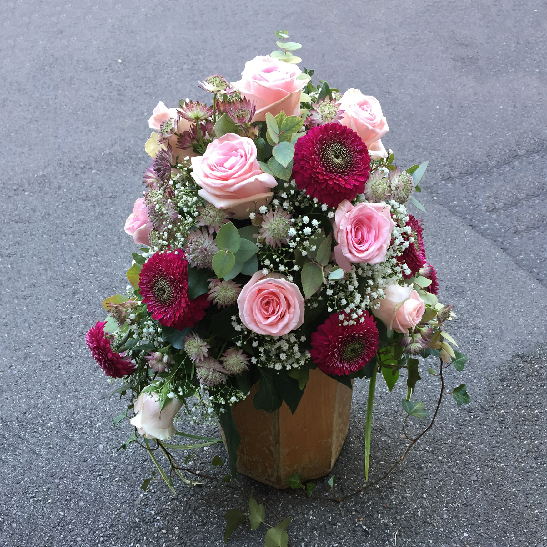 Urnengesteck mit Rosen, Germini, Schleierkraut