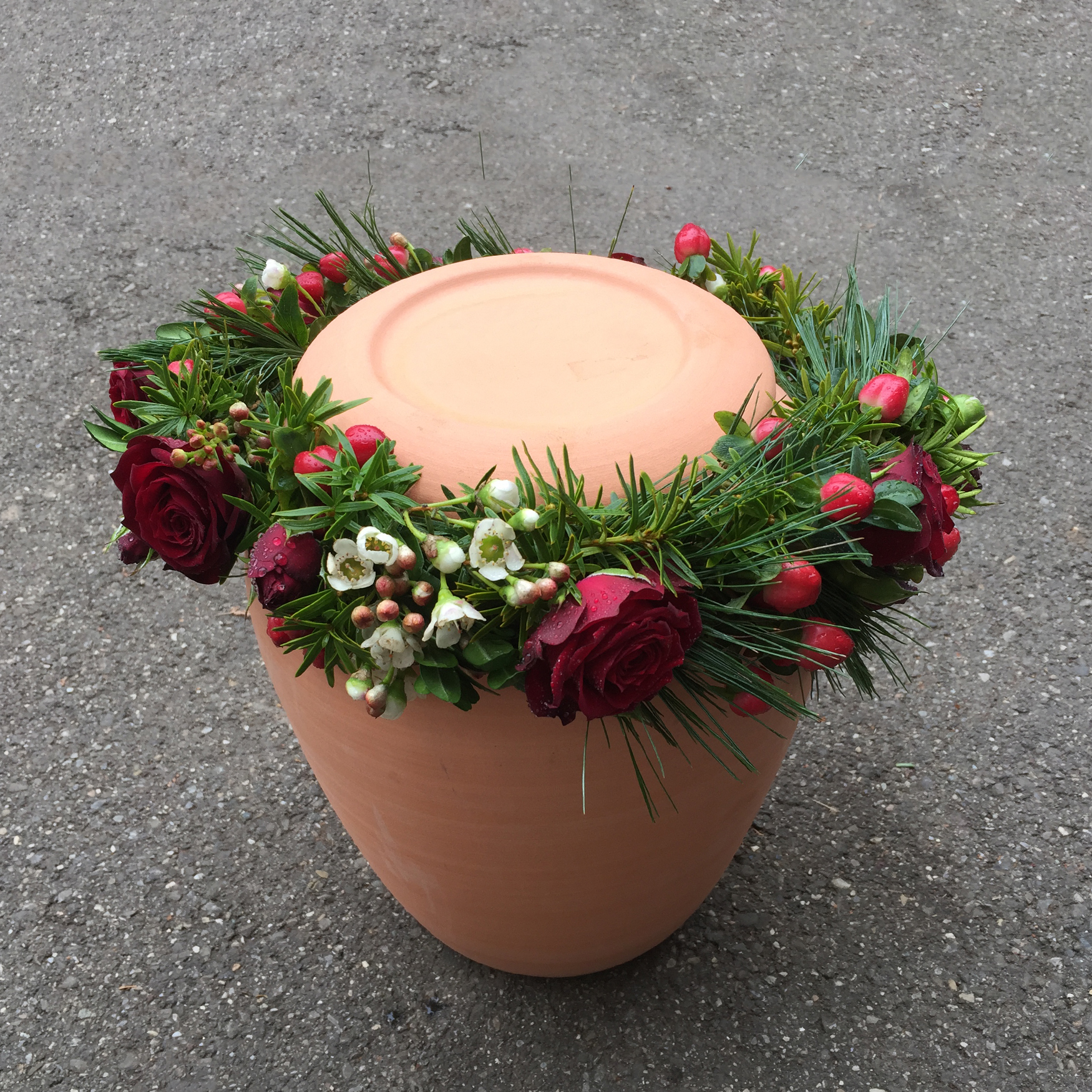 Urnengirlande mit Buschrosen, Wachsblumen, Hypericum