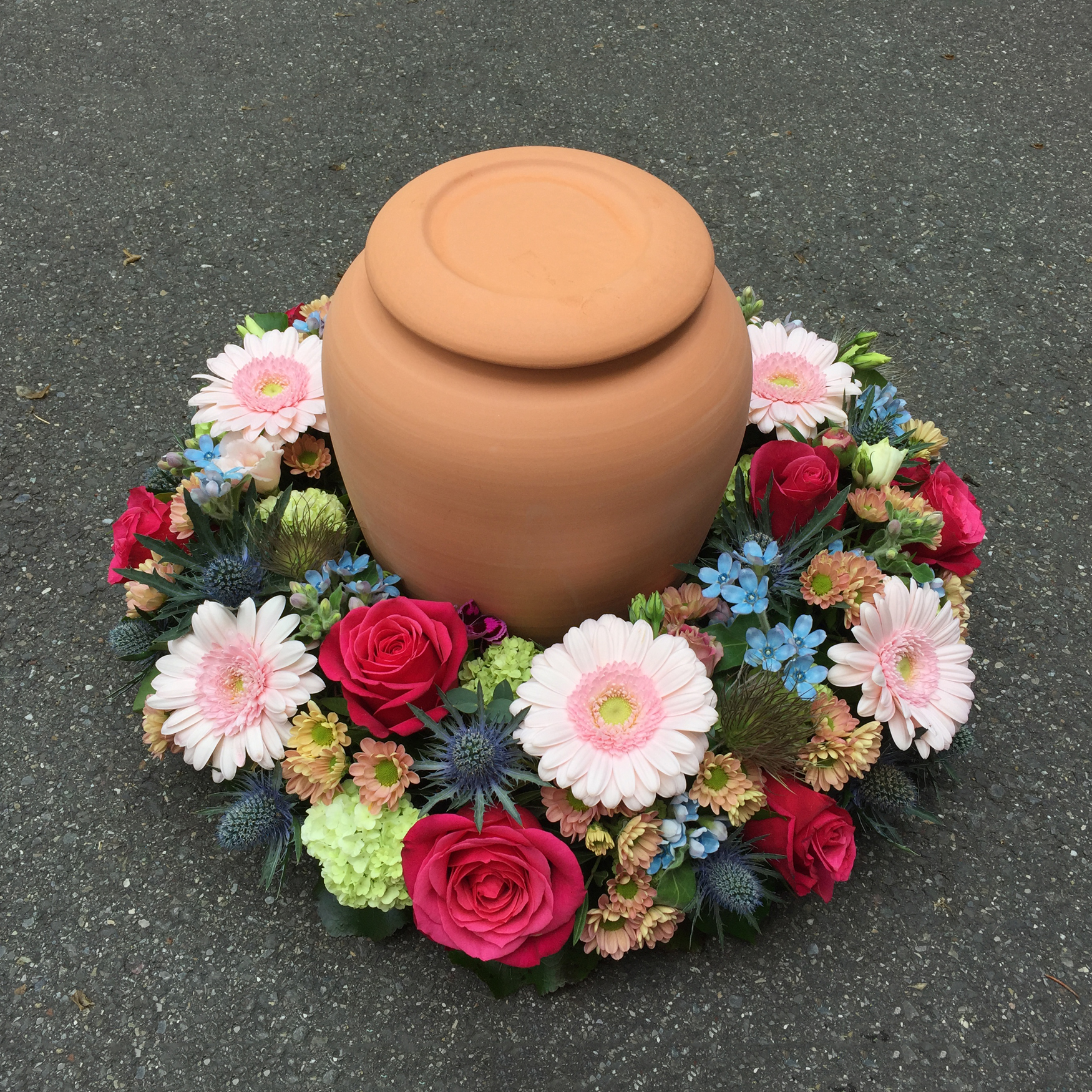 Urnenkranz mit Rosen, Germini, Disteln