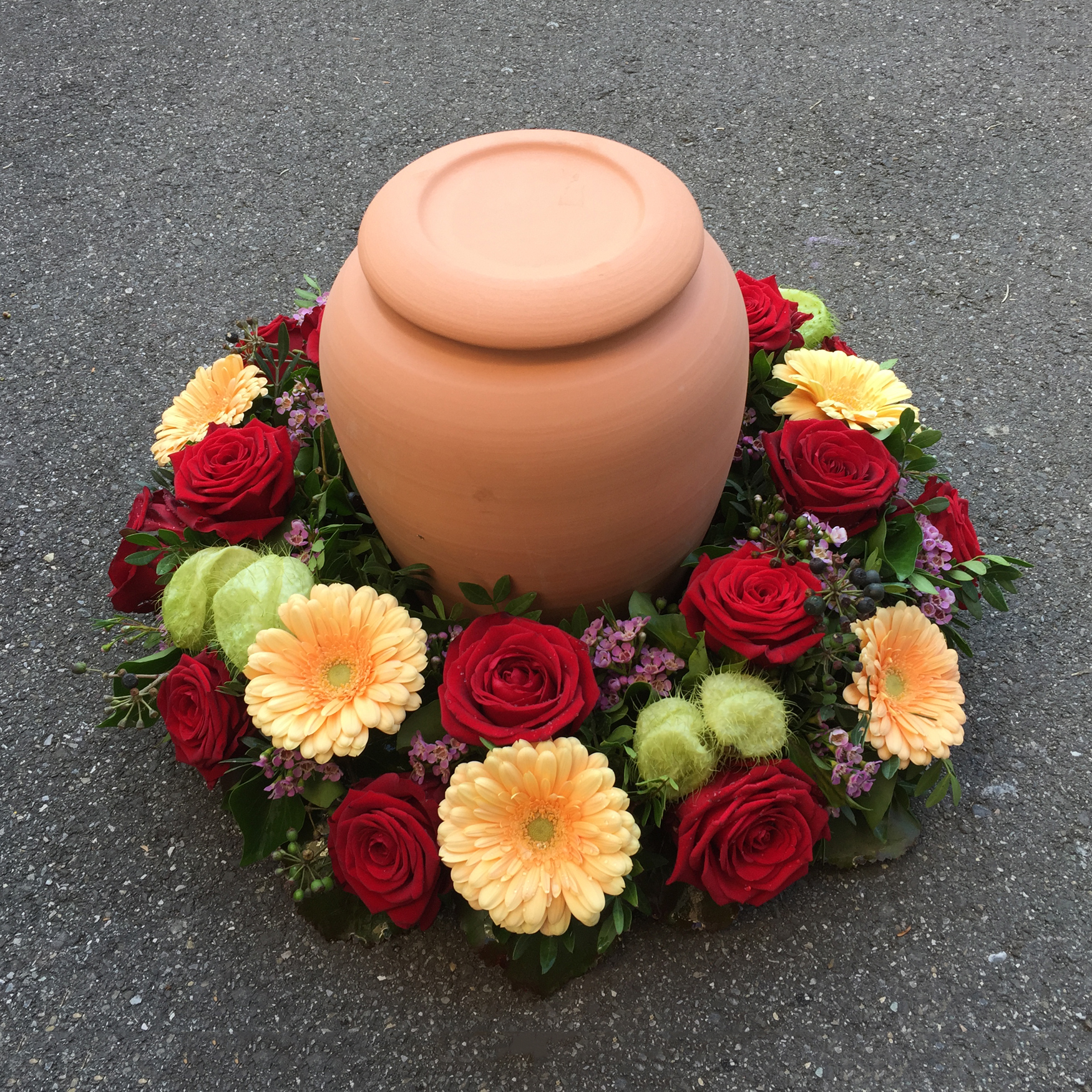 Urnenkranz mit Rosen, Germini
