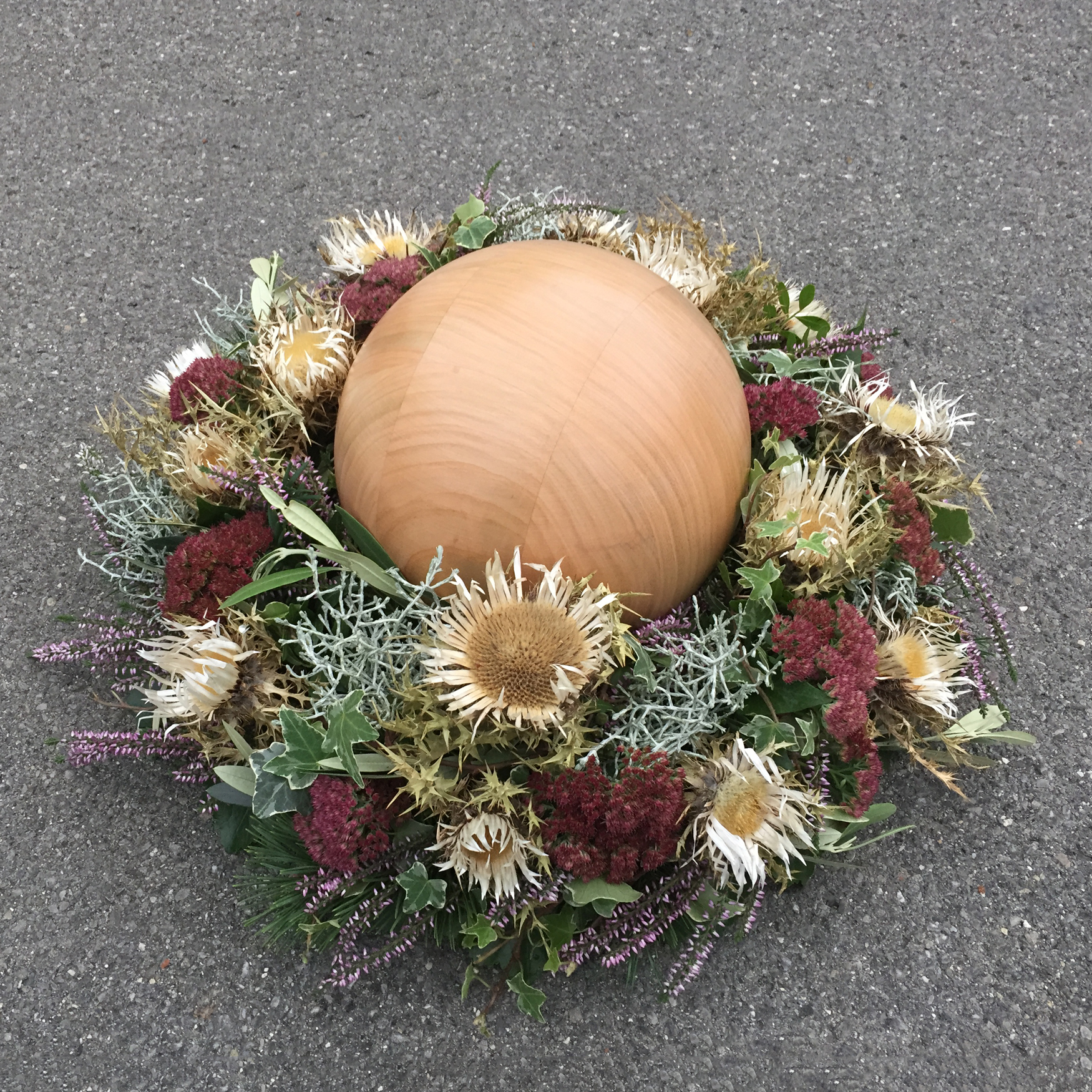 Urnenkranz mit Silberdisteln, Sedum, Calluna