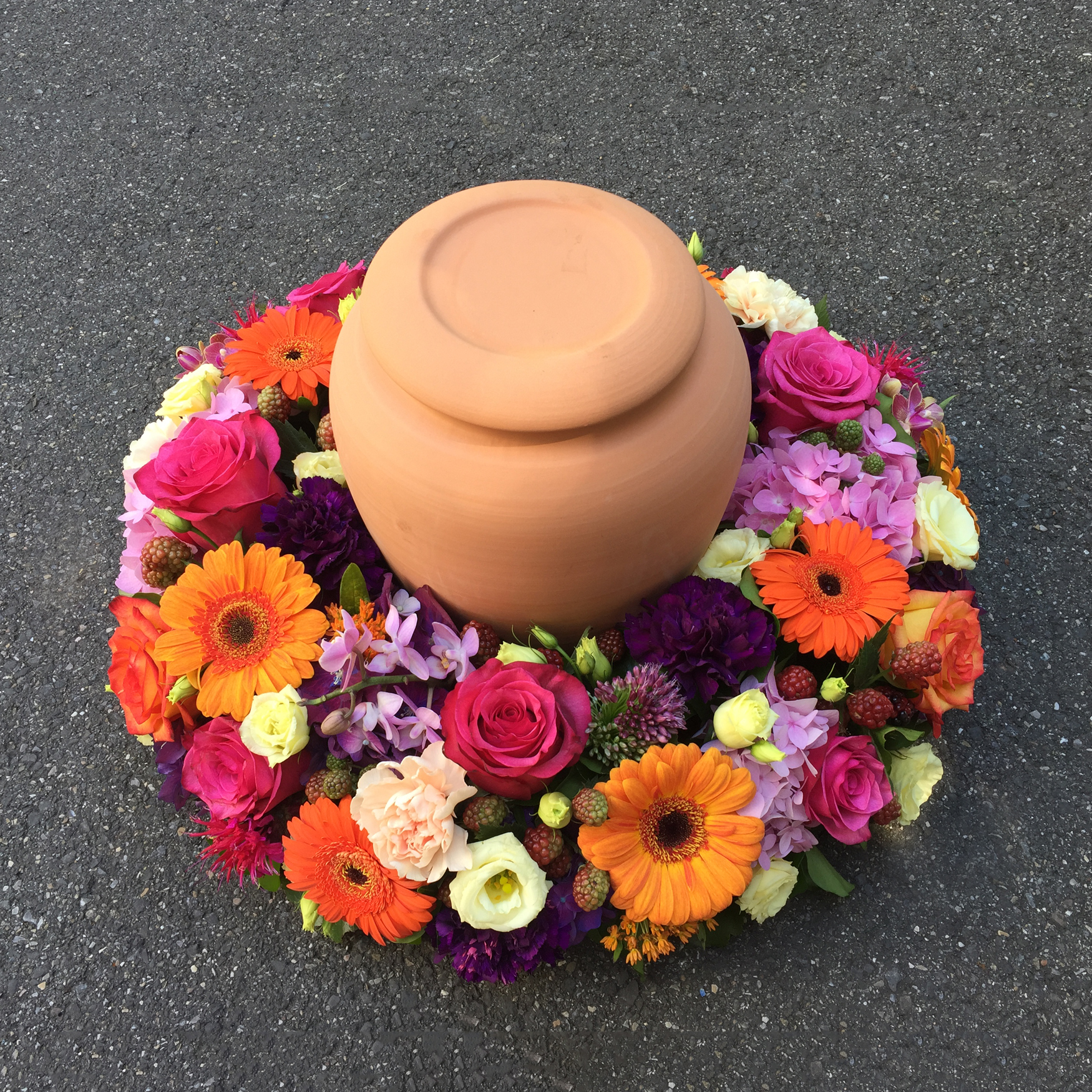 Urnenkranz mit Rosen, Germini, Nelken