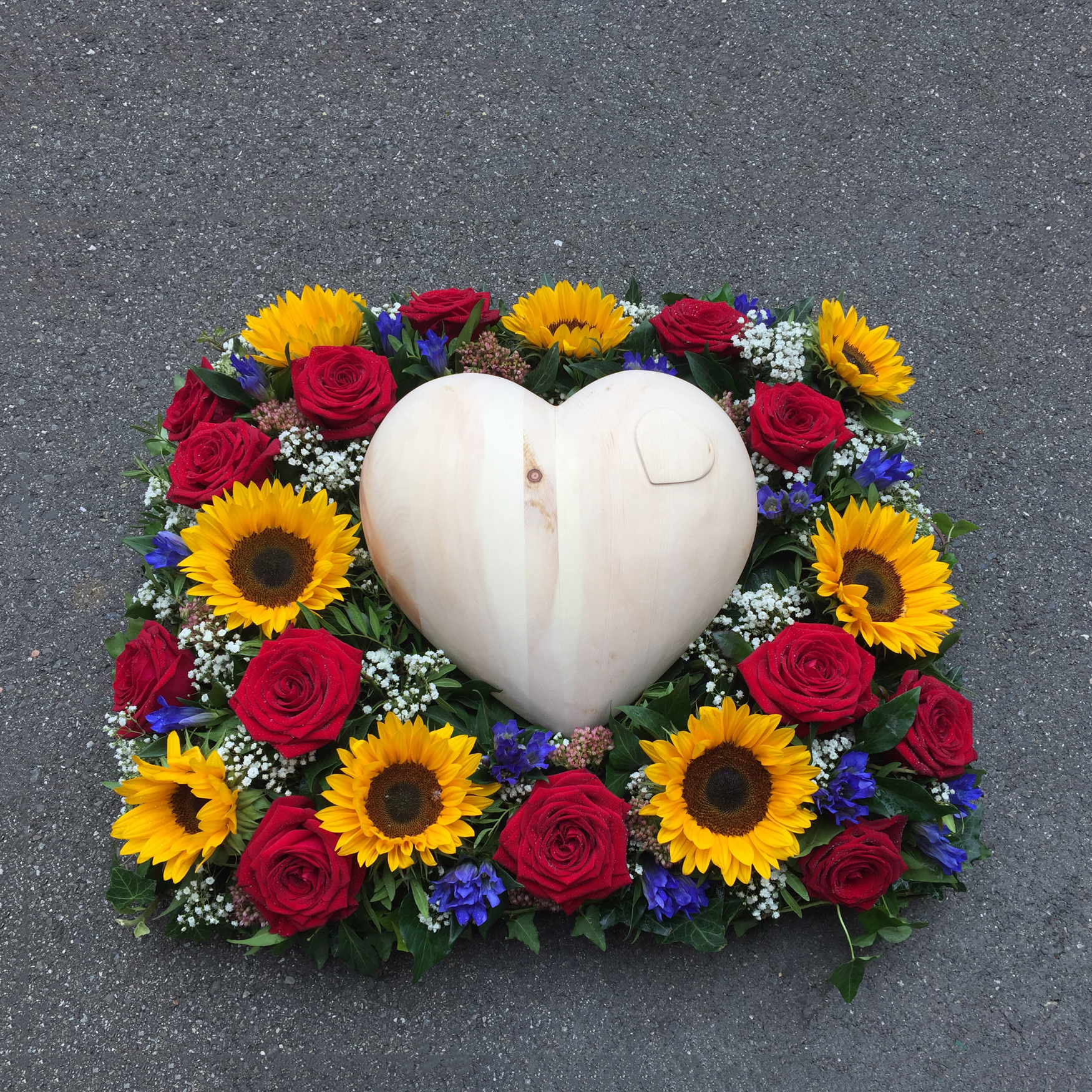 Urnenkissen mit Rosen, Sonnenblumen, Enzian