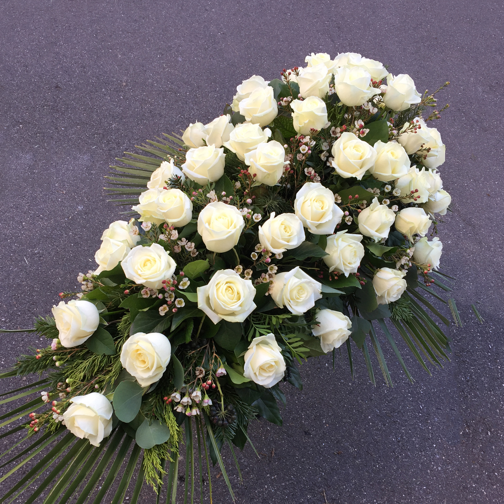 Sargbouquet mit Rosen, Wachsblumen