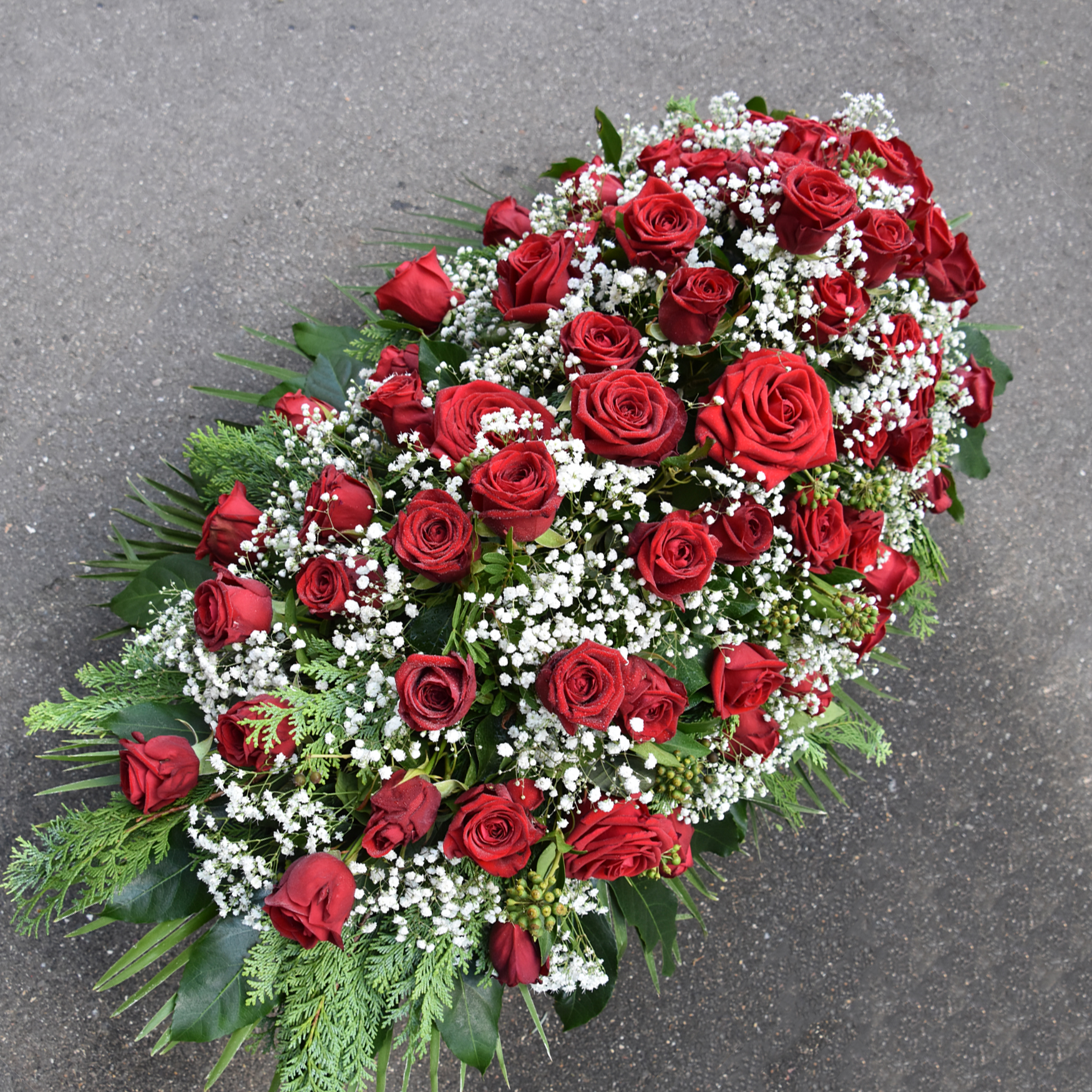  Sargbouquet mit Rosen, Schleierkraut