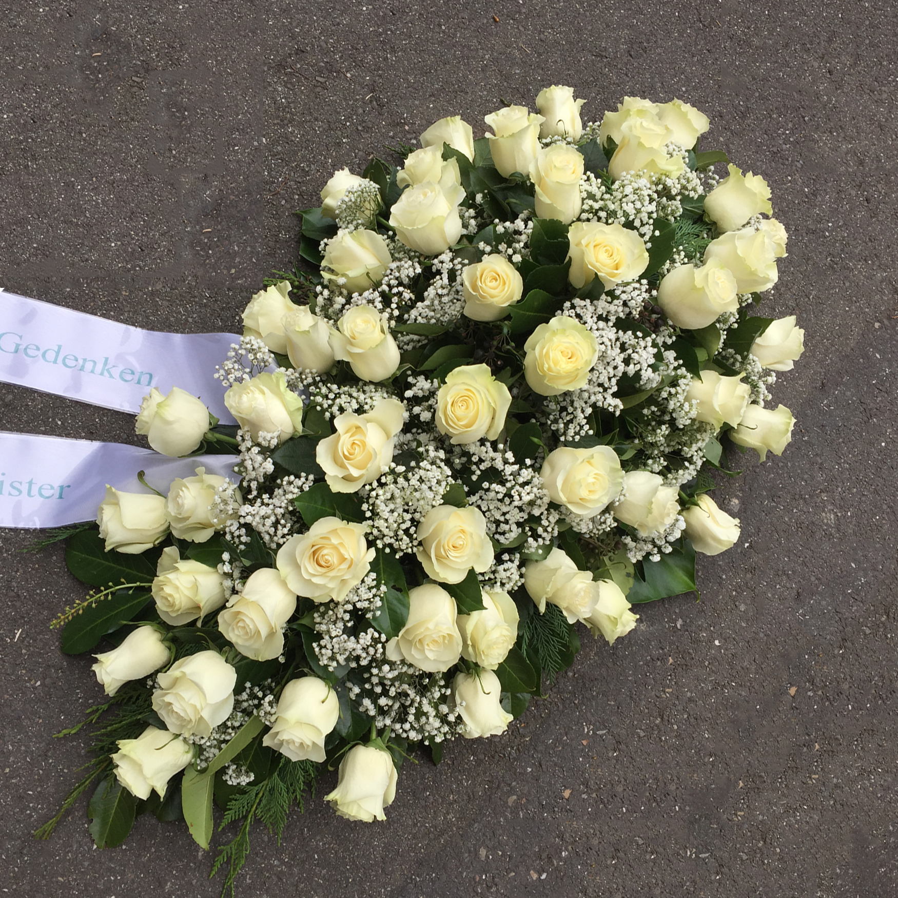 Sargbouquet mit Rosen, Schleierkraut