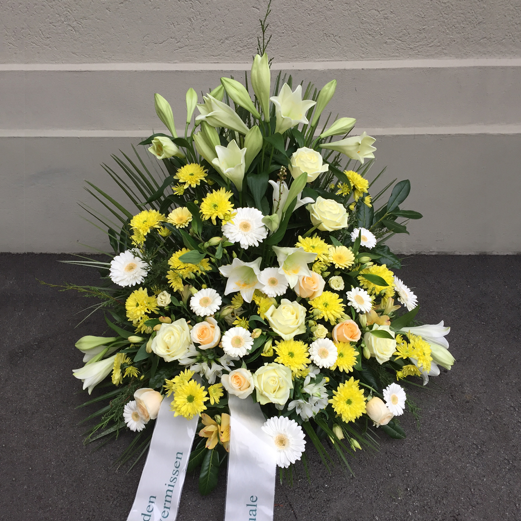 Gesteck mit Rosen, Chrysanthemen, Lilien