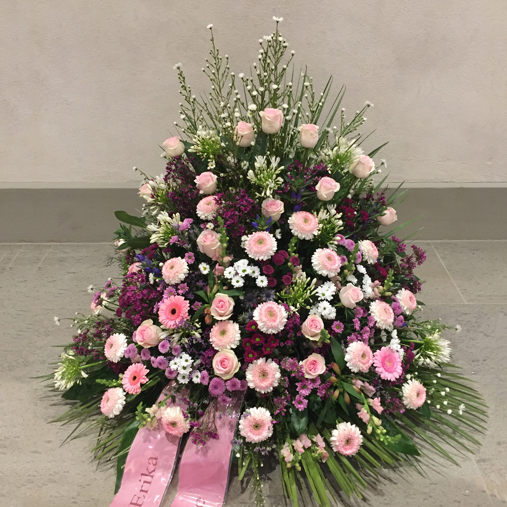 Gesteck mit Rosen, Germini, Chrysanthemen