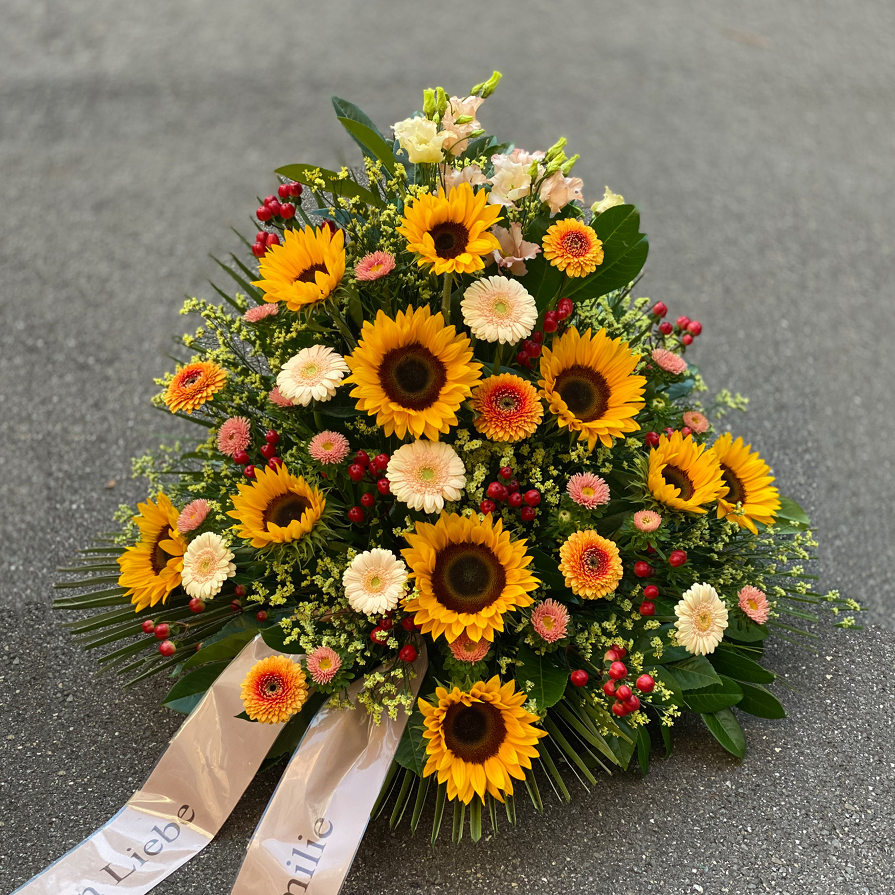 Gesteck mit Sonnenblumen, Germini