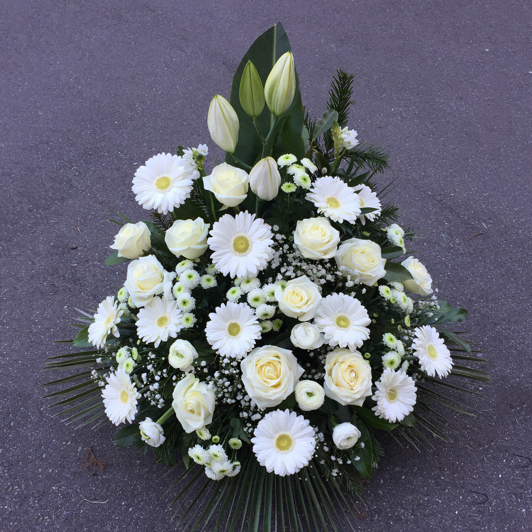 Gesteck mit Rosen, Gerbera, Schleierkraut