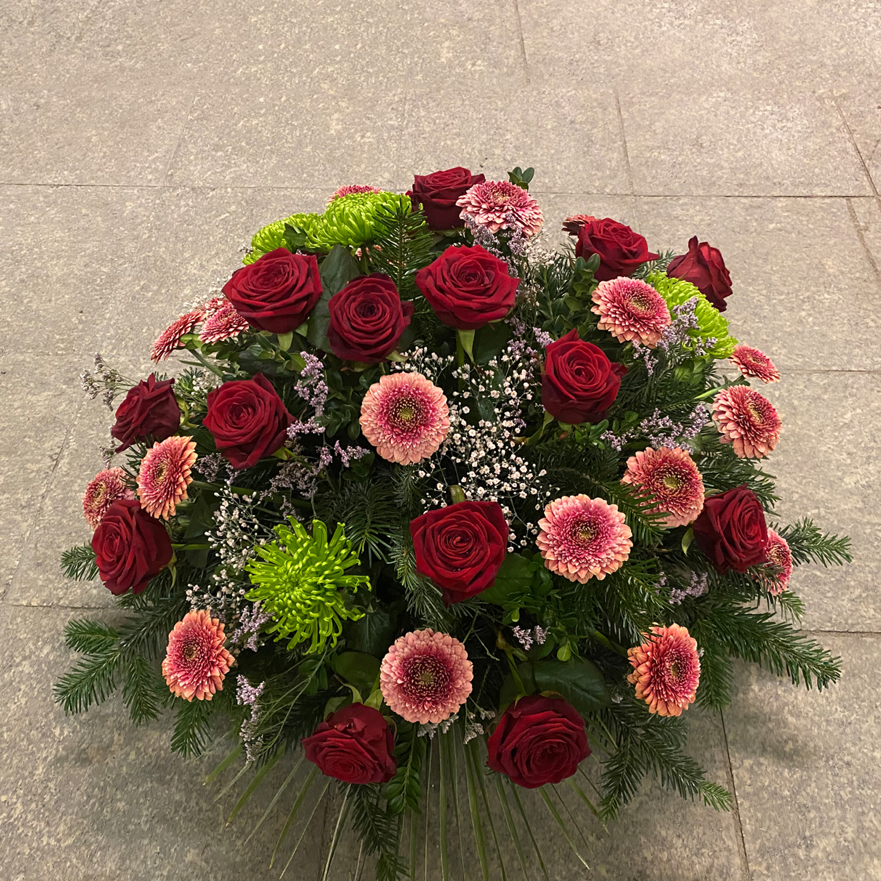 Gesteck mit Rosen, Germini, Limonium