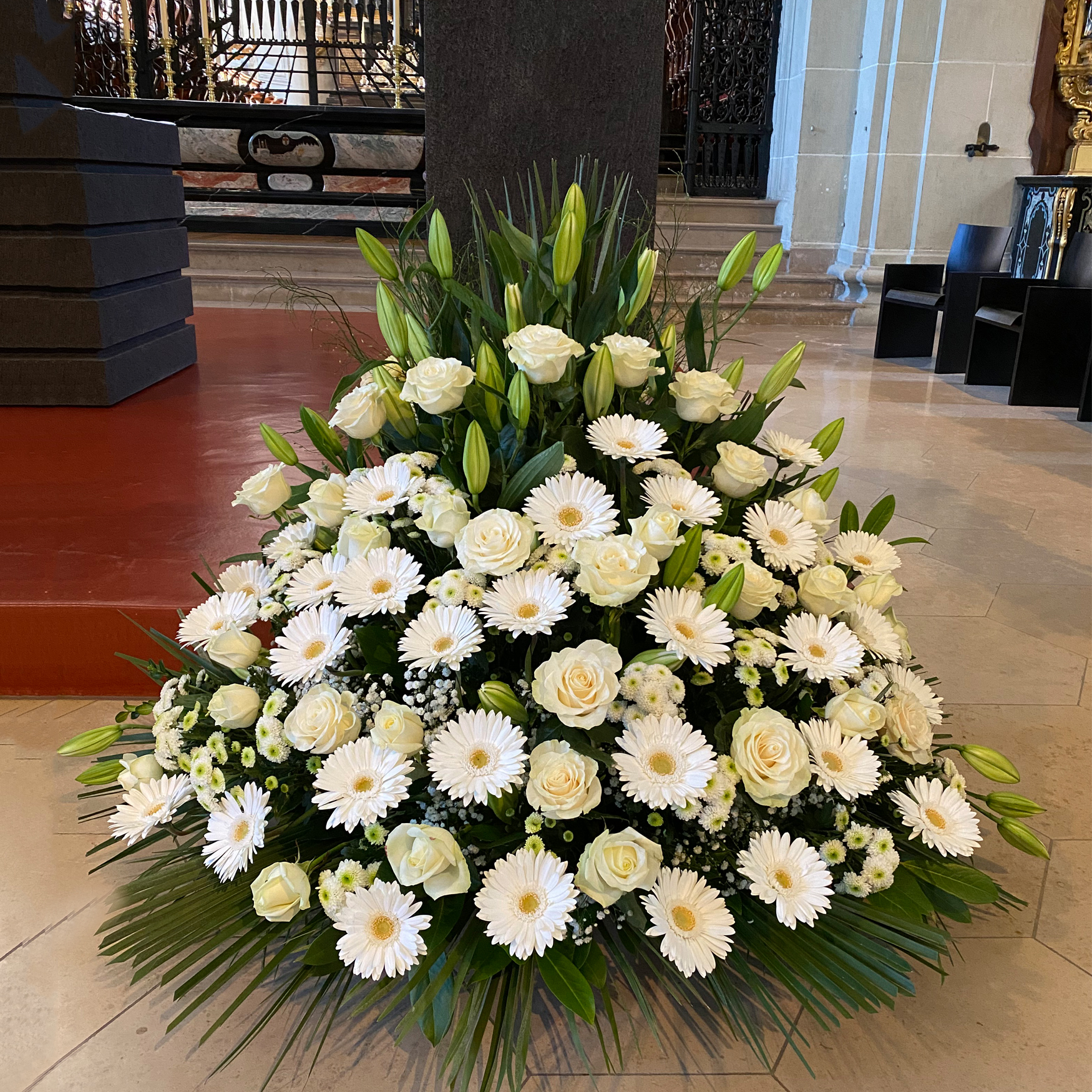 Gesteck mit Rosen, Gerbera, Lilien
