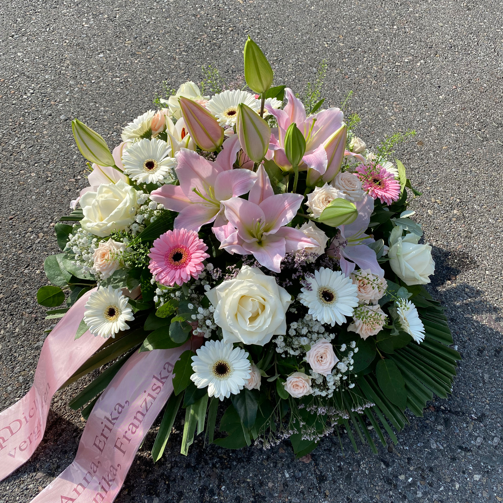 Gesteck mit Rosen, Germini, Lilien