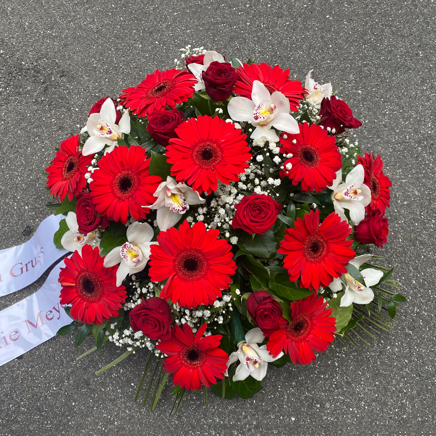 Gesteck mit Rosen, Gerbera, Cymbidium