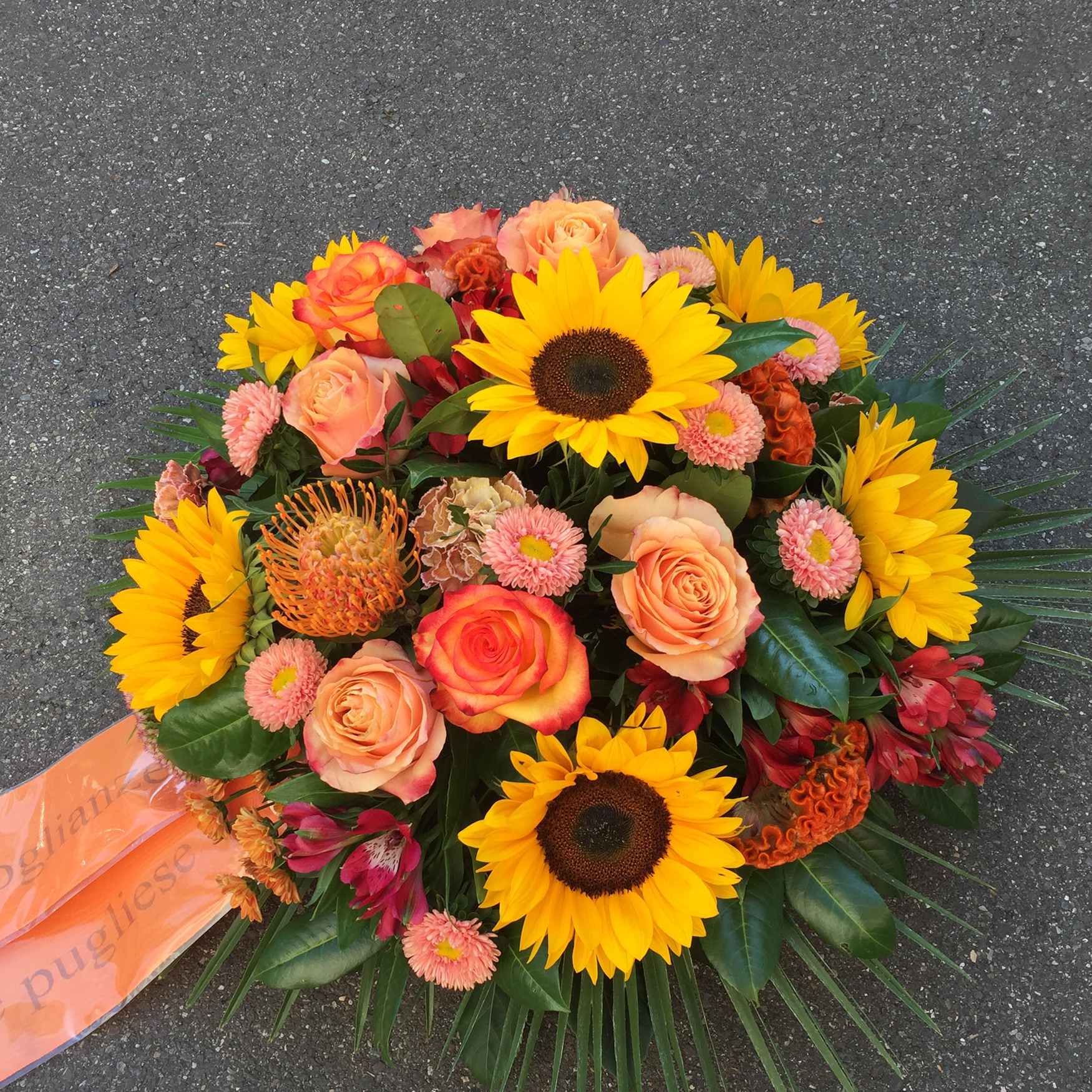 Gesteck mit Rosen, Sonnenblumen, Astern