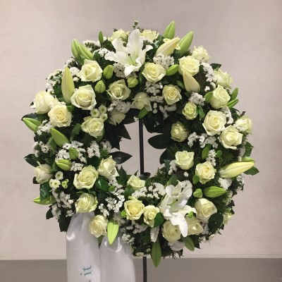 Kranz mit Rosen, Lilien