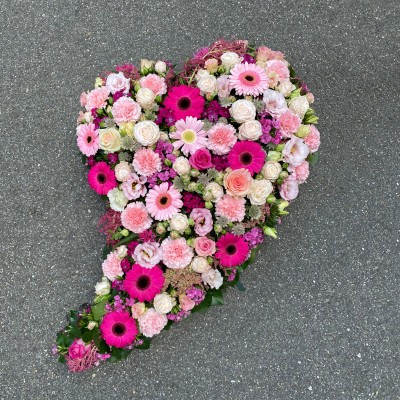 Herz in Tränenform mit Rosen, Germini, Nelken