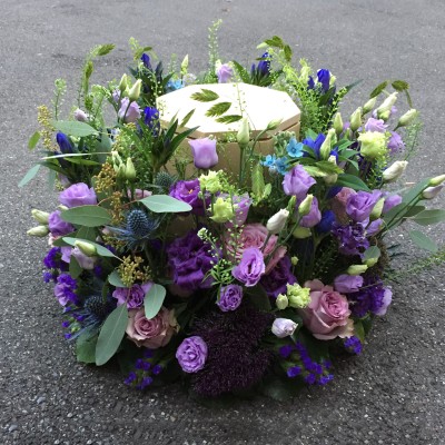 Urnenkranz mit Rosen, Eustoma, Enzian