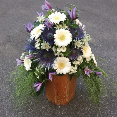 Urnengesteck mit Germini, Disteln, Clematis