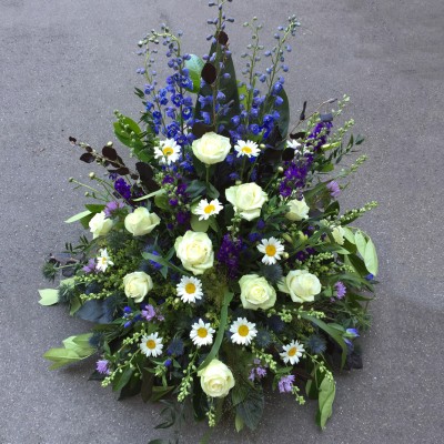 Gesteck mit Rosen, Margeriten, Rittersporn